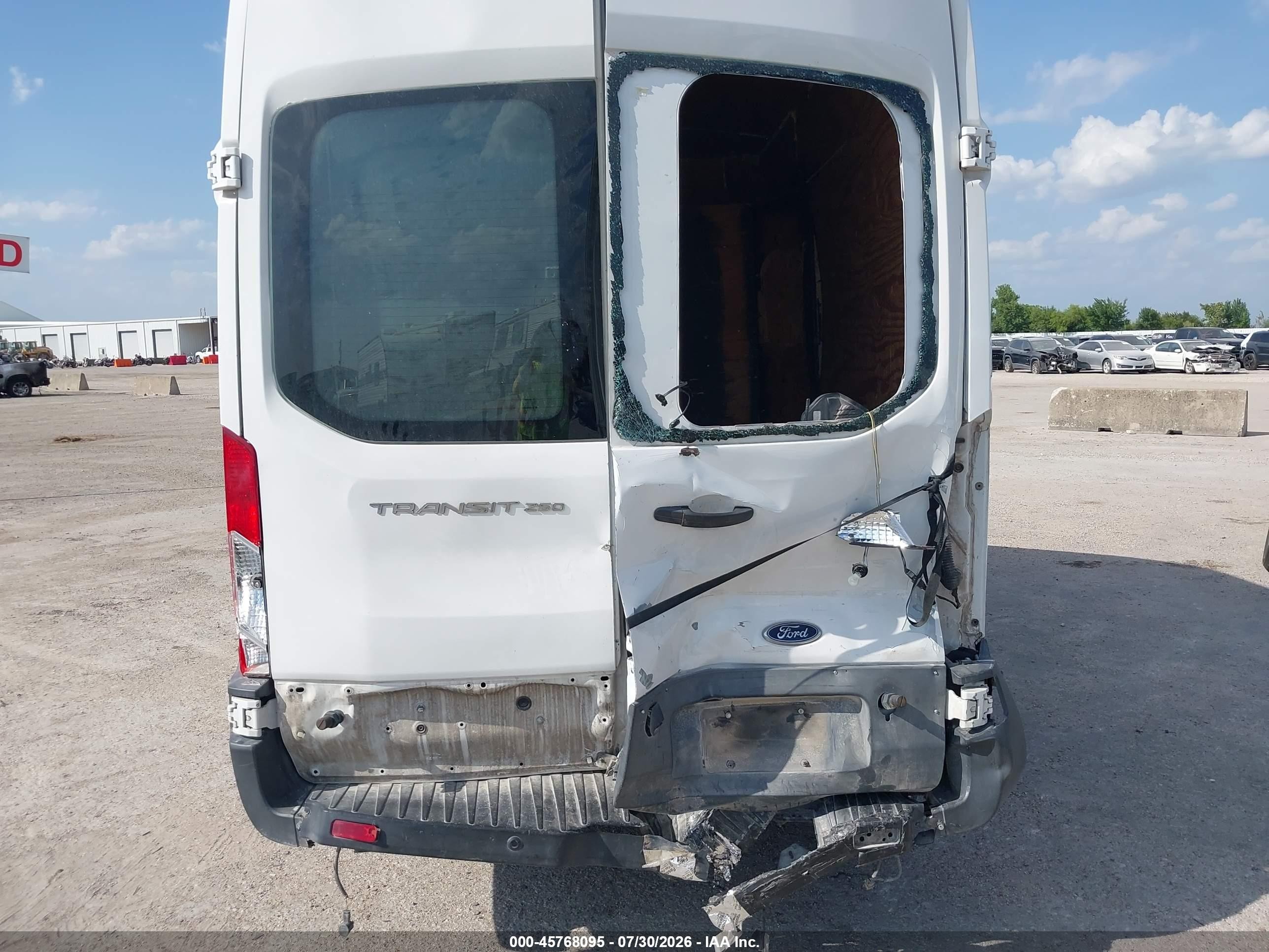 2015 Ford Transit-250   White vin: 1FTYR2XM1FKB04586