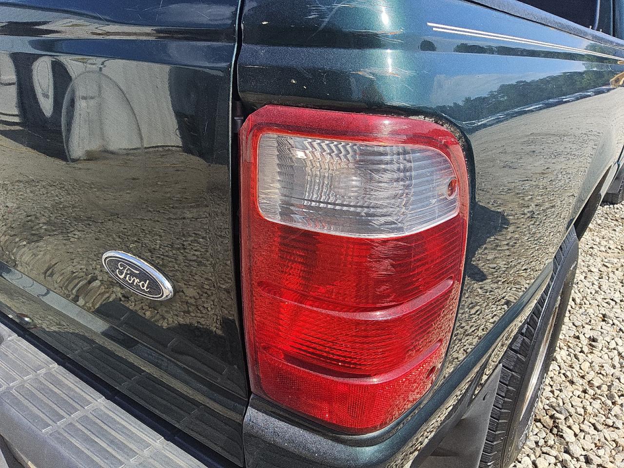 2002 Ford Ranger Super Cab Green vin: 1FTYR44U82PA53309 Damage: Right Tail Light, Multiple Scratches Heavy, Replacement Required