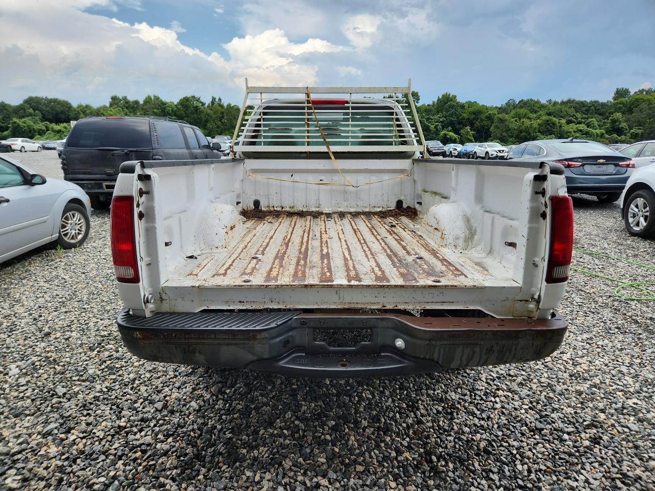 1998 Ford F150 White vin: 1FTZF1722WNB08666 Damage: Right Tail Light, Faded, Repair Required