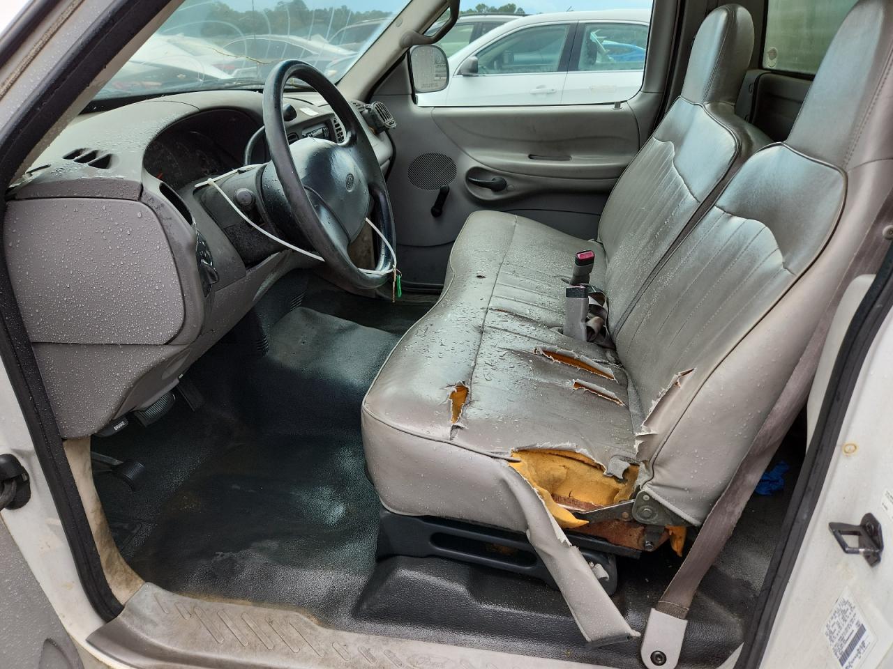 1998 Ford F150 White vin: 1FTZF1722WNB08666 Damage: Left Front Seat, Worn, Replacement Required