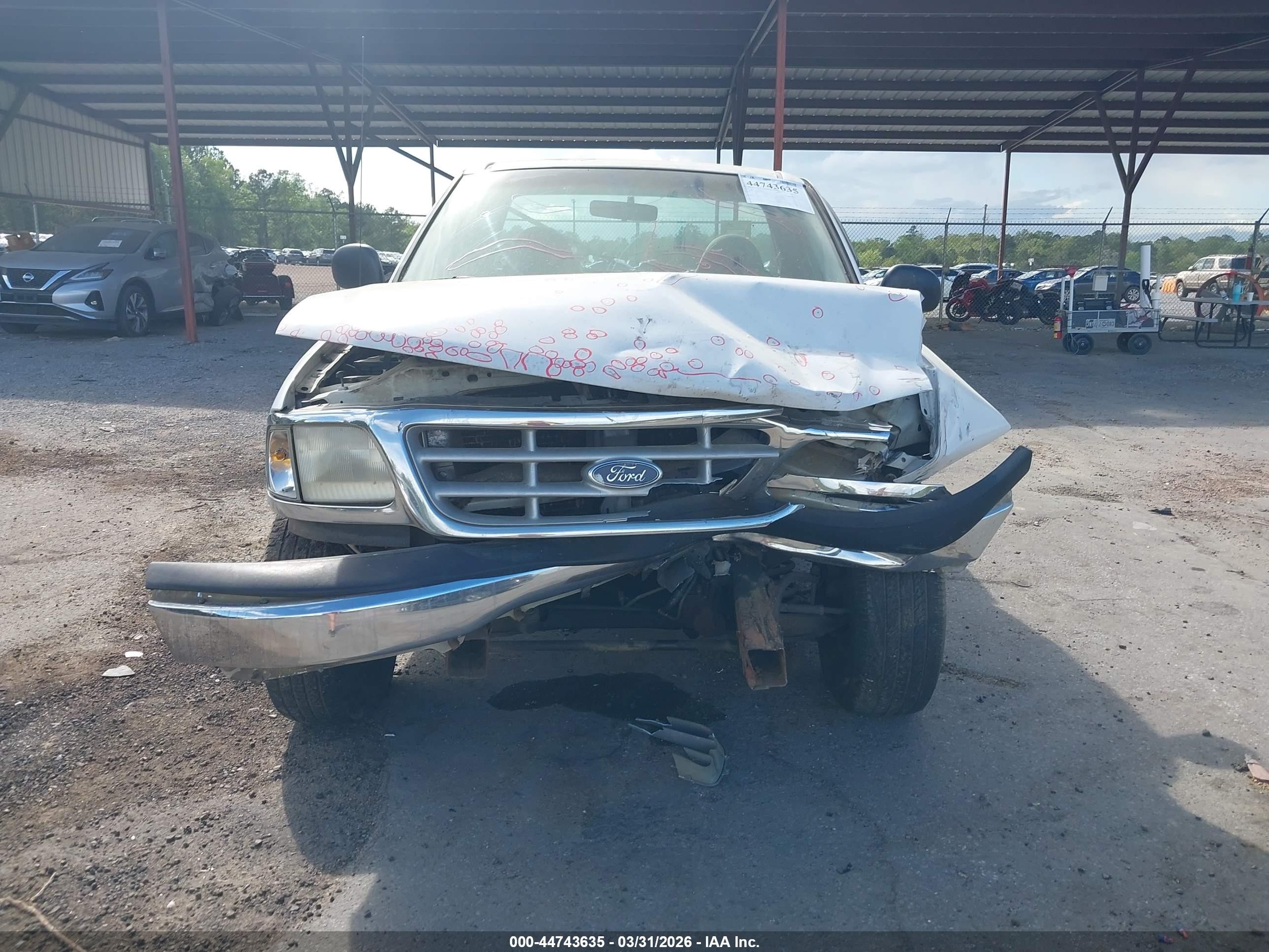 1999 Ford F-150   Белый vin: 1FTZF1727XNA00691