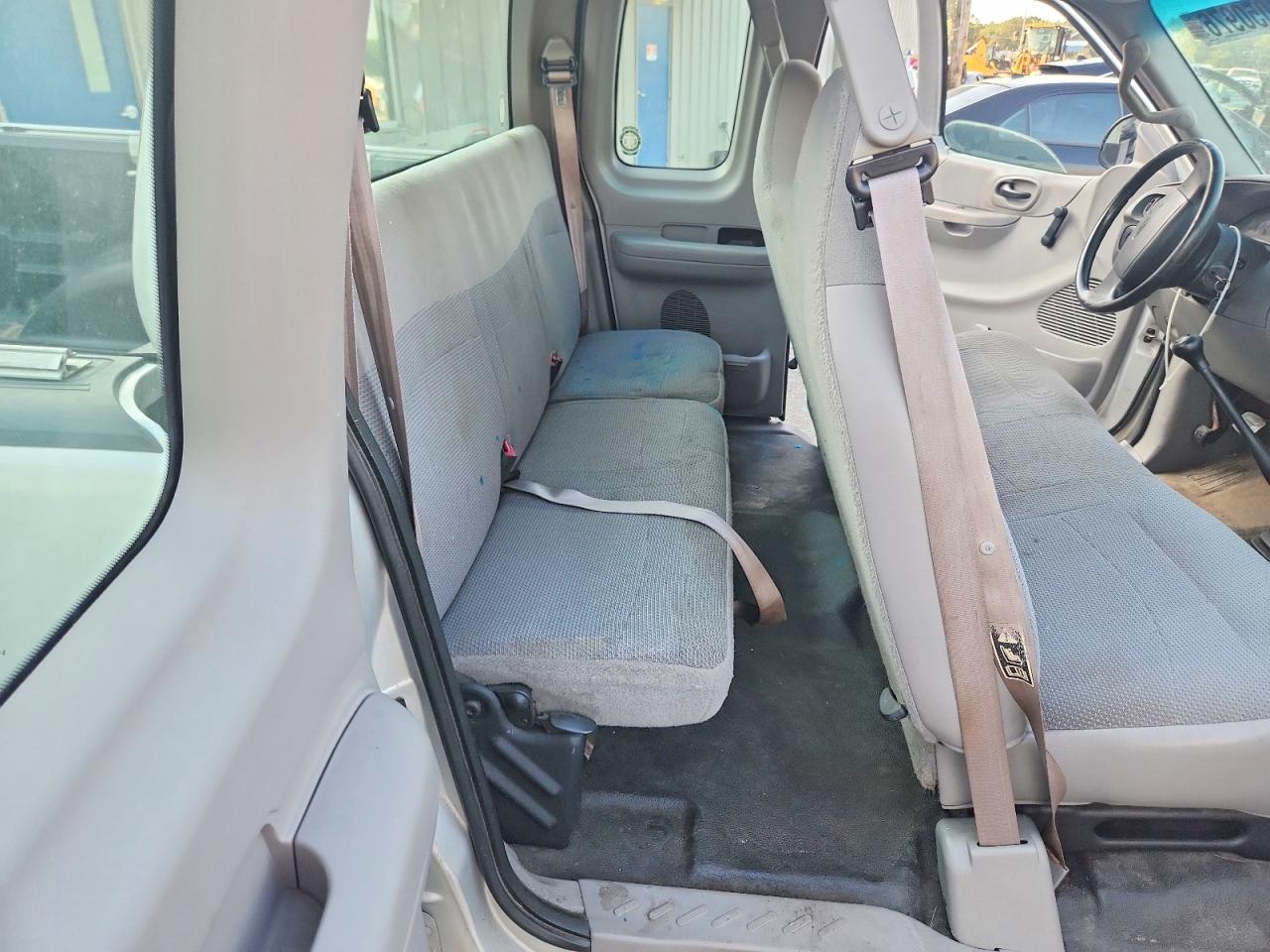 2000 Ford F150 Silver vin: 1FTZX1723YKA82631