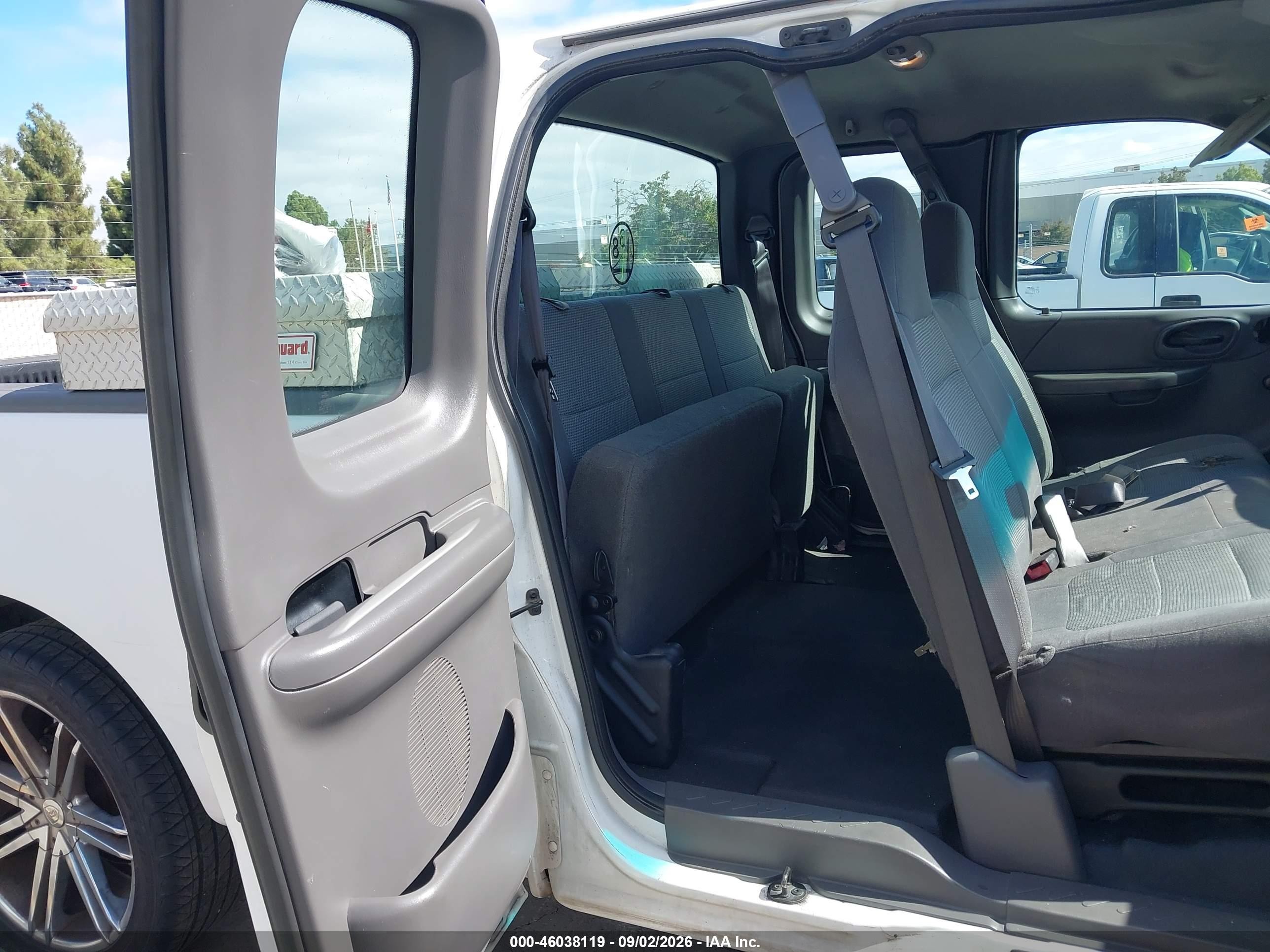 2001 Ford F-150 Xl/xlt Белый vin: 1FTZX17251NA83025