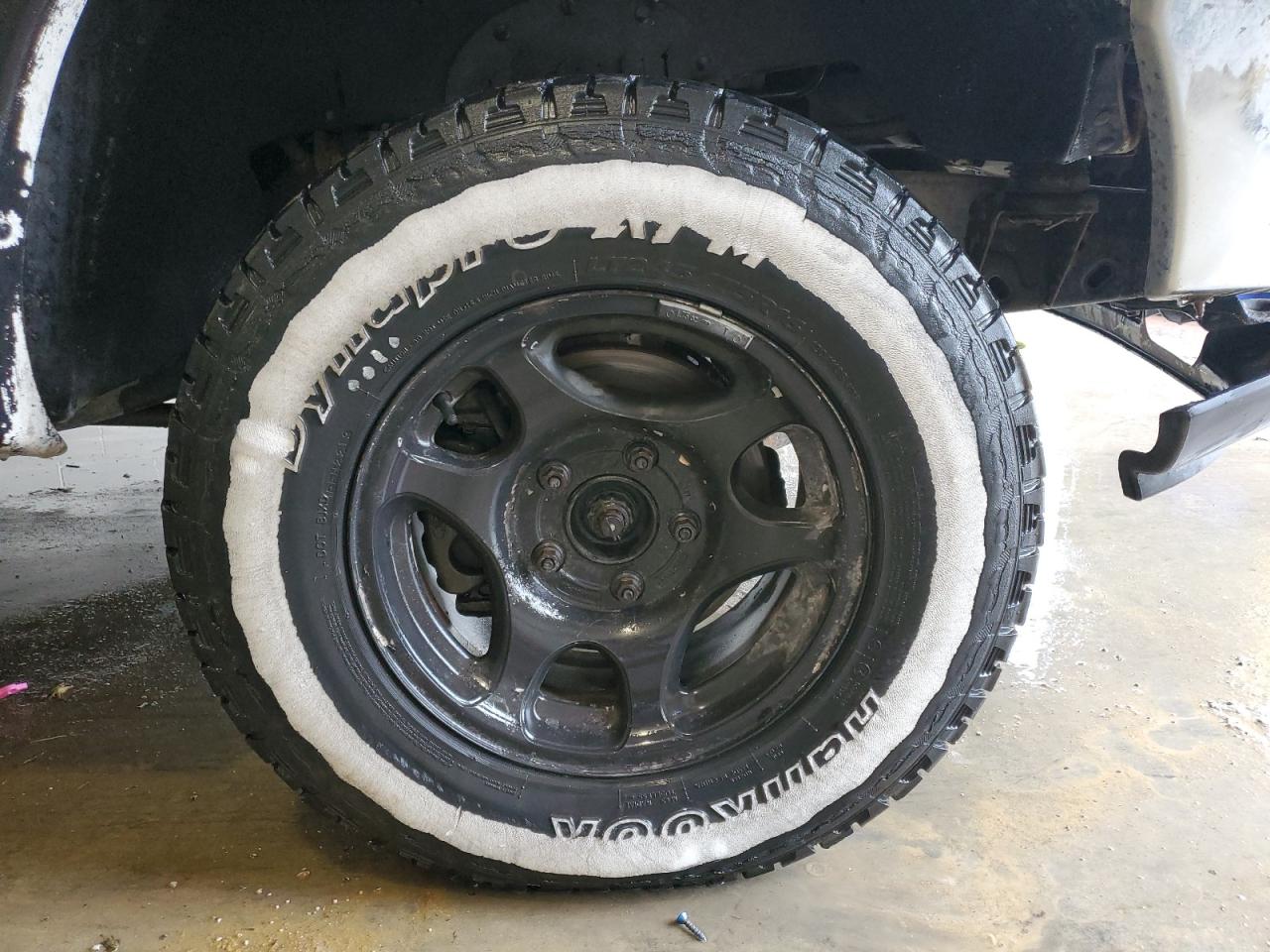 1998 Ford F150 White vin: 1FTZX18W3WKB45547 Damage: Right Front Tire, Worn, Replacement Required