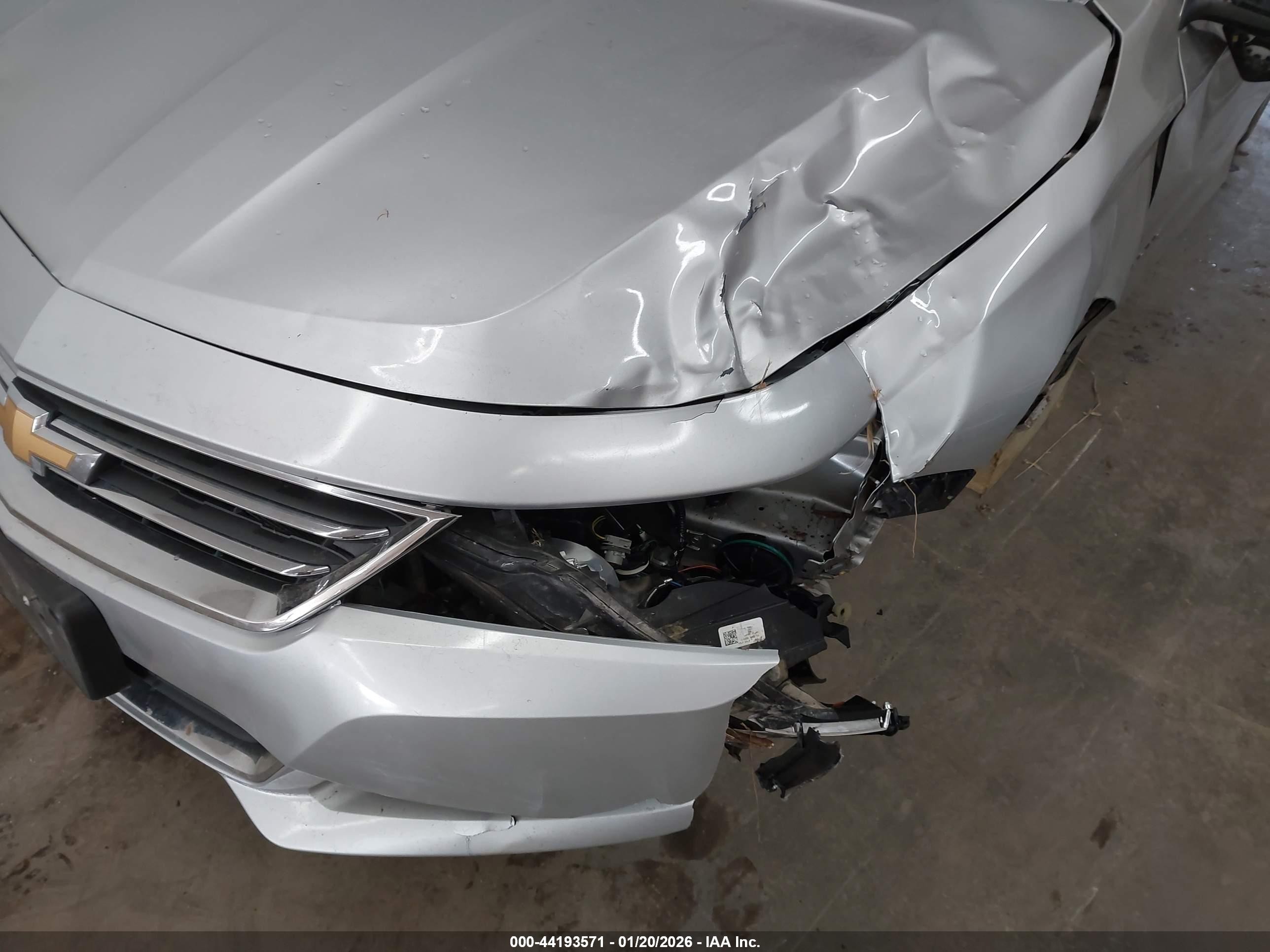 2017 Chevrolet Impala 1lt Серебряный vin: 1G1105S36HU197651