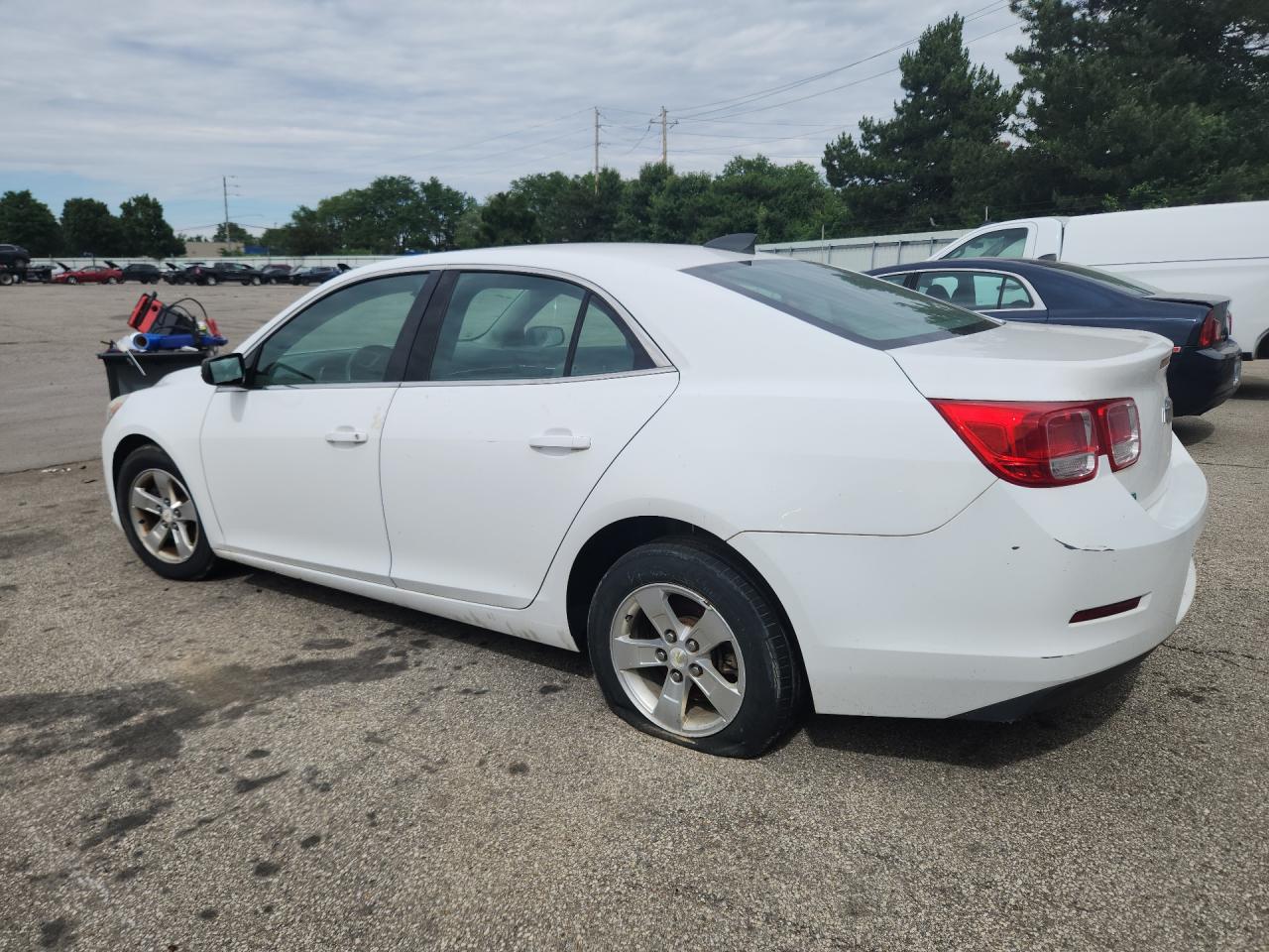 2015 Chevrolet Malibu Ls Белый vin: 1G11A5SL8FU132617 Damage: Left Rear Tire, Flat, Repair Required