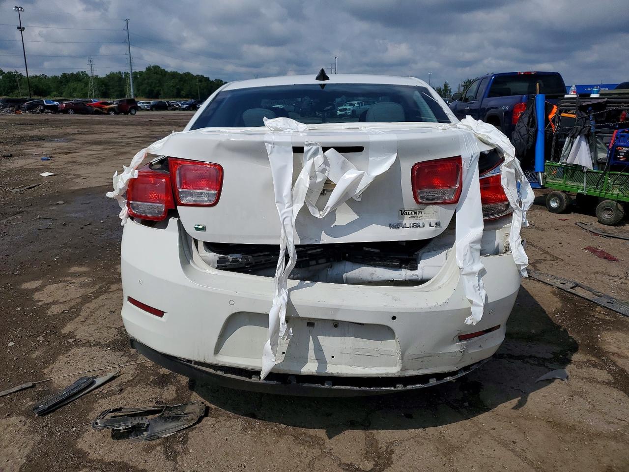 2015 Chevrolet Malibu Ls White vin: 1G11B5SL1FF138003