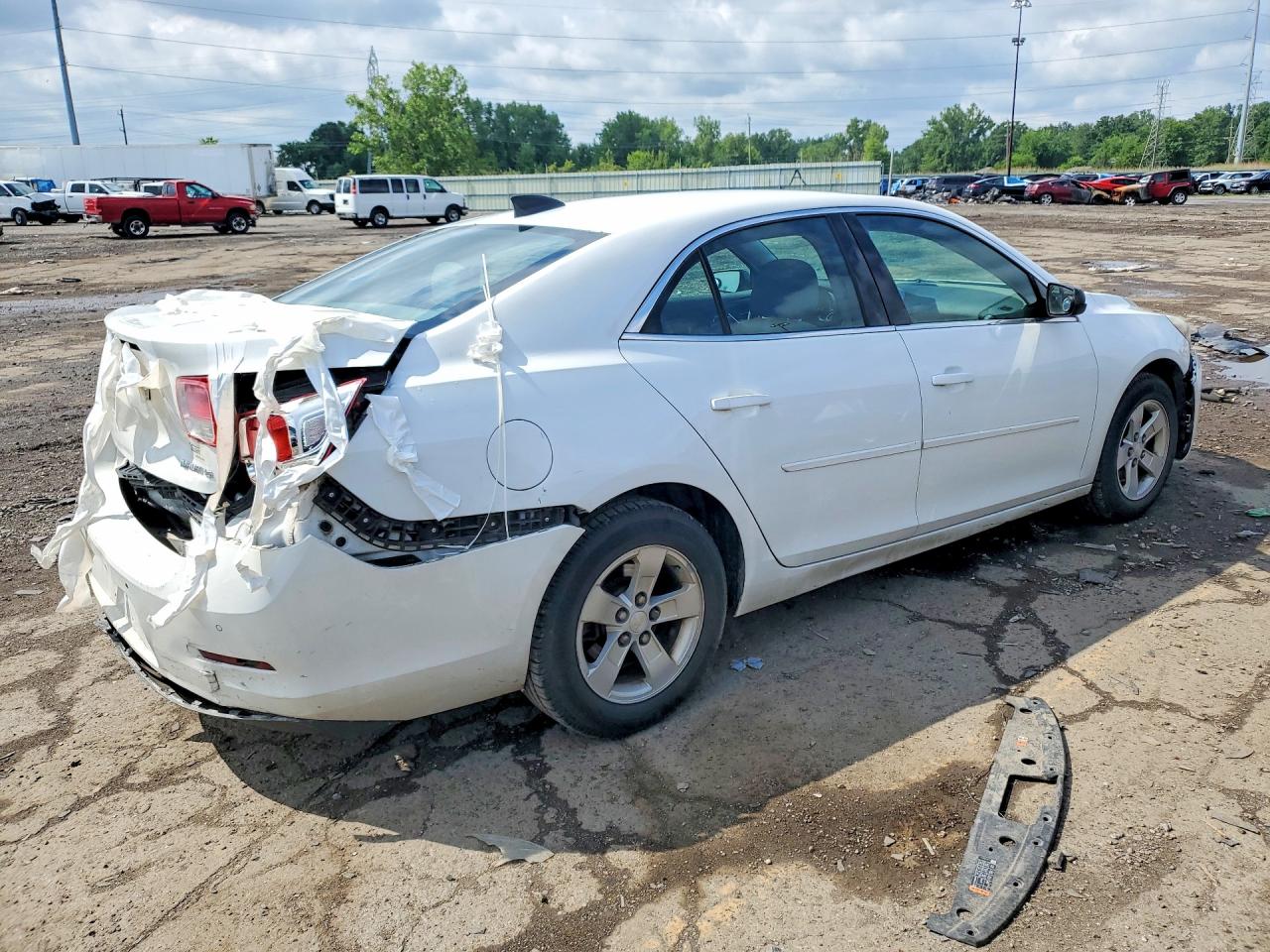 2015 Chevrolet Malibu Ls White vin: 1G11B5SL1FF138003