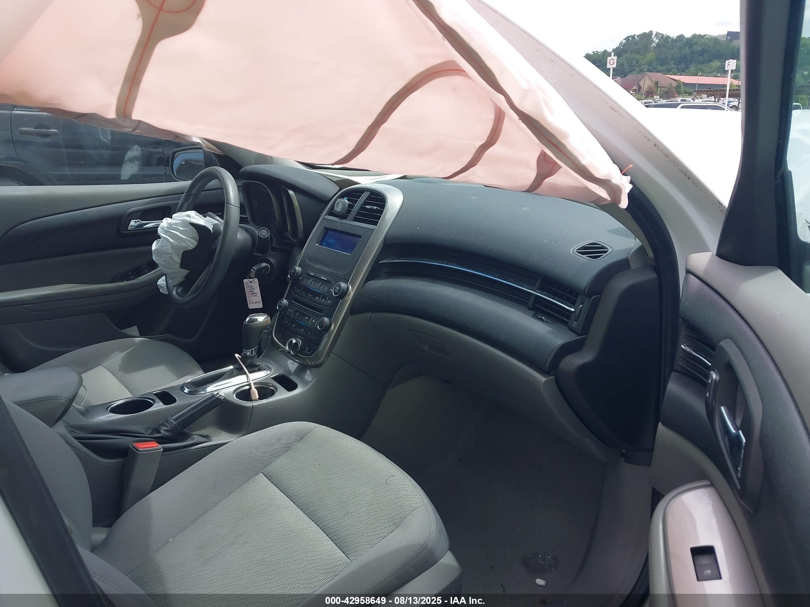 2015 Chevrolet Malibu Ls White vin: 1G11B5SL2FF194936