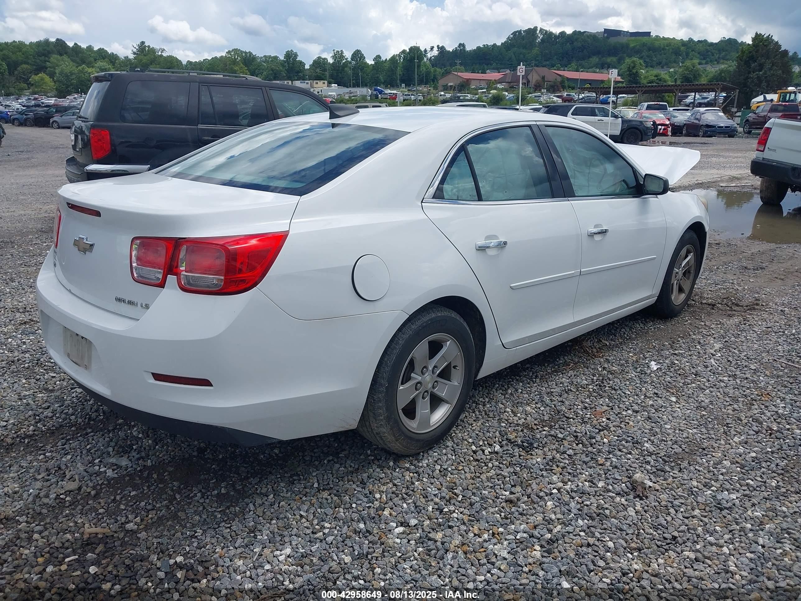 2015 Chevrolet Malibu Ls White vin: 1G11B5SL2FF194936