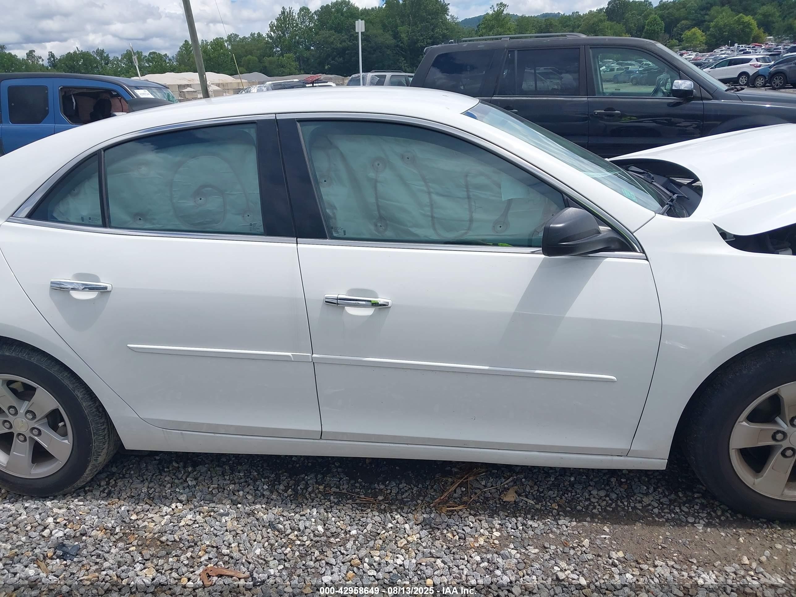 2015 Chevrolet Malibu Ls White vin: 1G11B5SL2FF194936