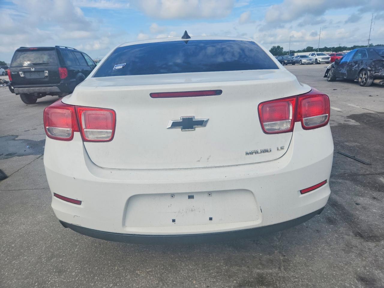 2015 Chevrolet Malibu Ls White vin: 1G11B5SL5FF181386