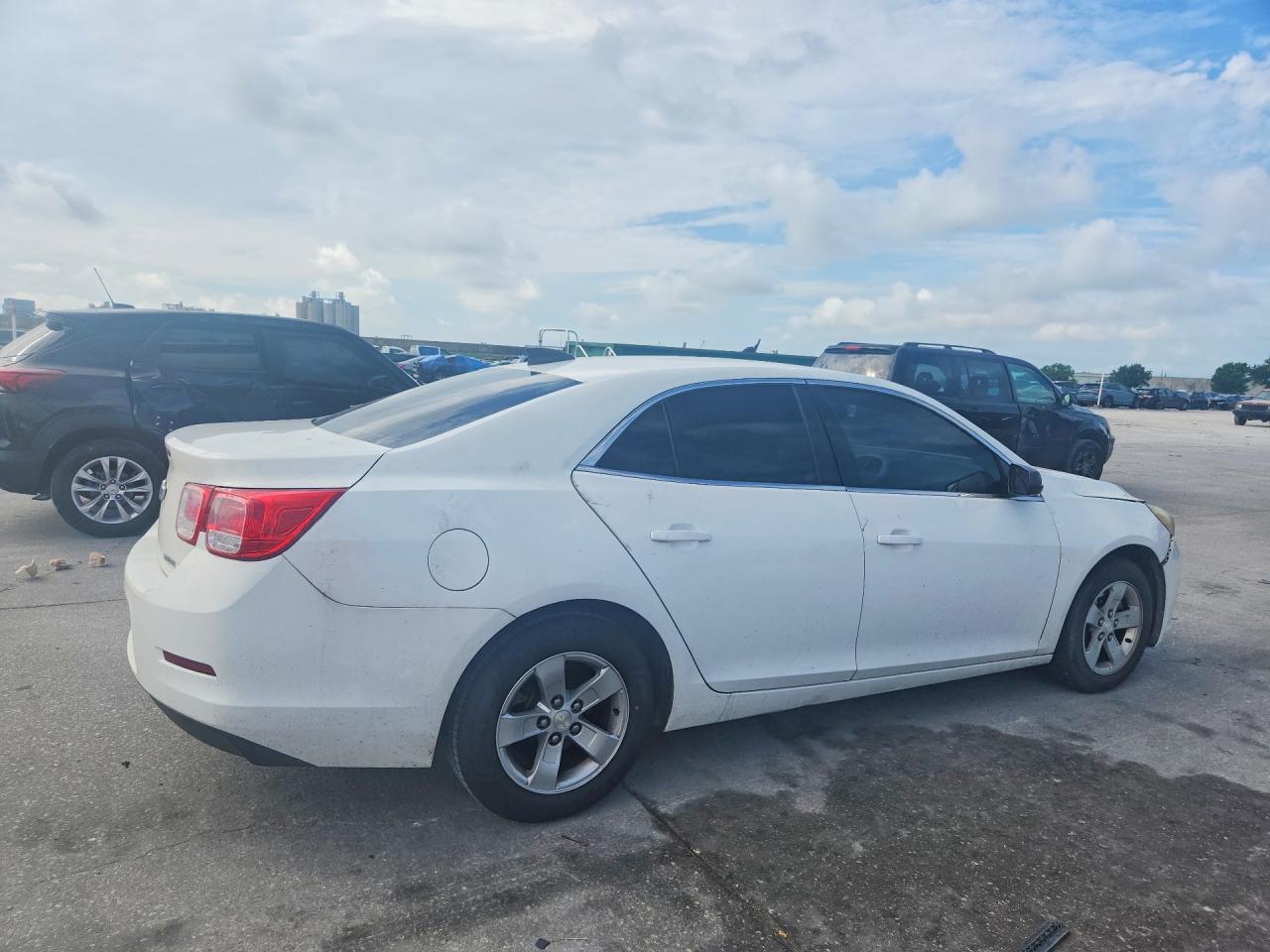 2015 Chevrolet Malibu Ls White vin: 1G11B5SL5FF181386