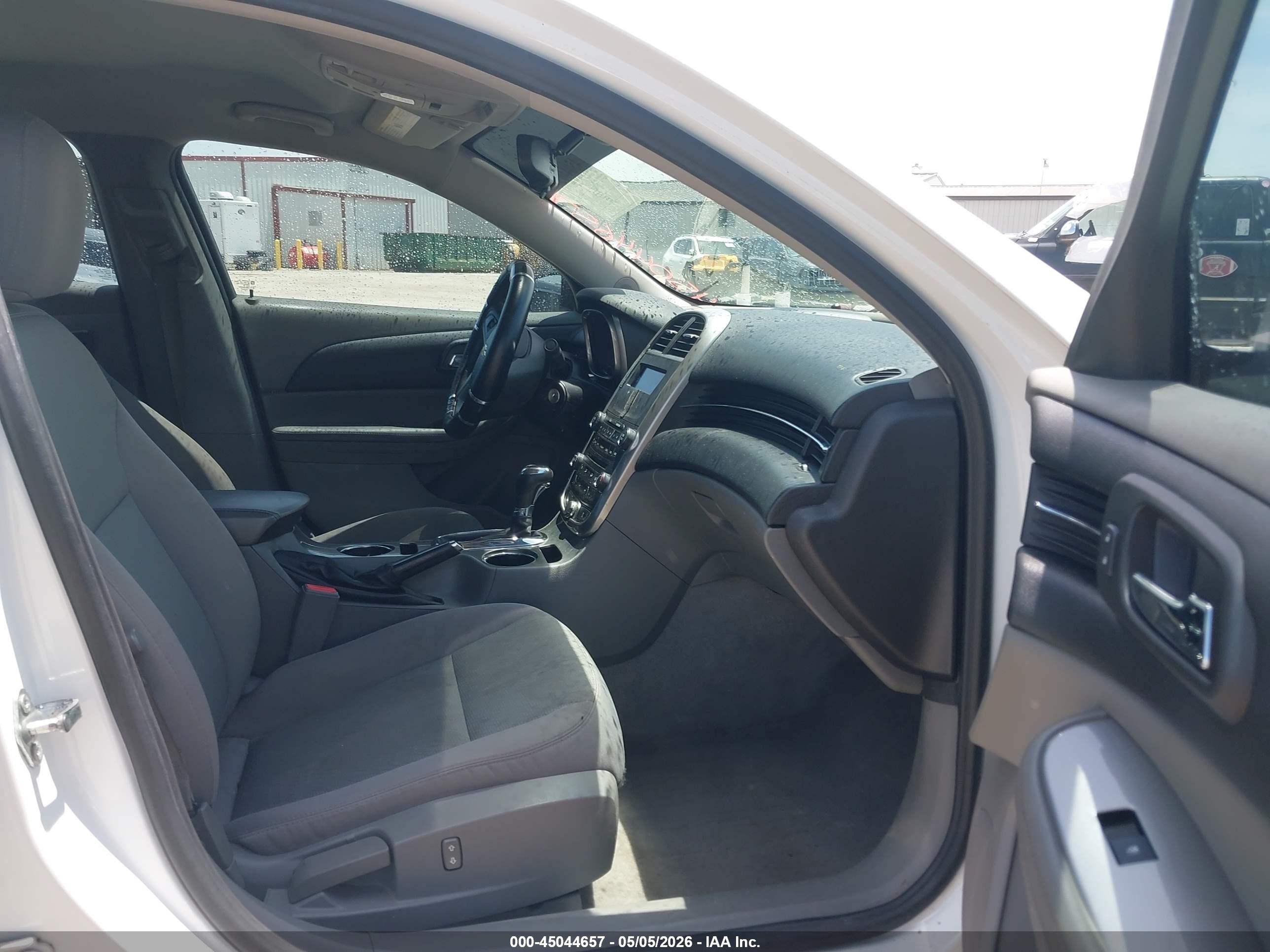 2015 Chevrolet Malibu Ls Белый vin: 1G11B5SL6FF223676