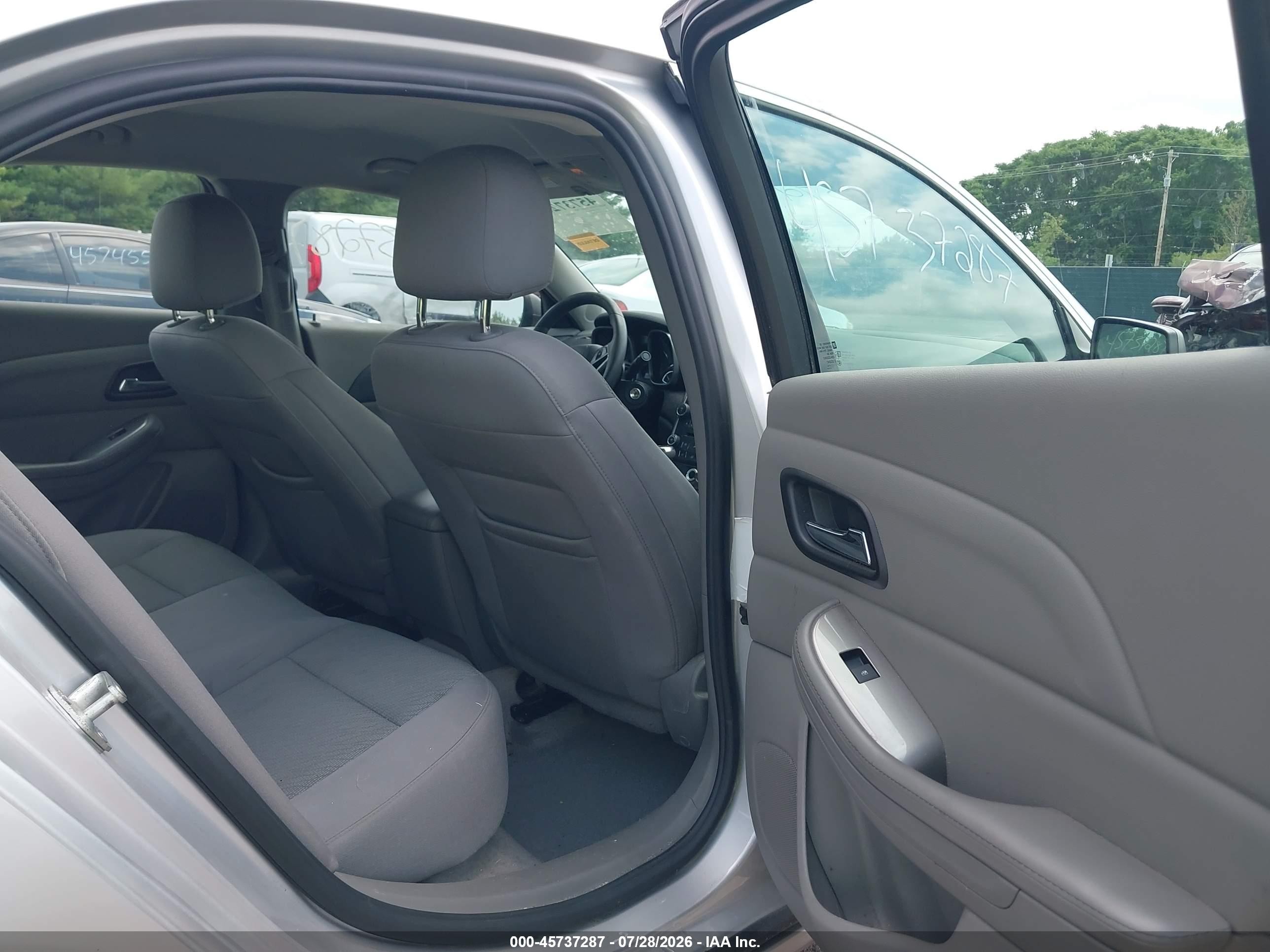 2015 Chevrolet Malibu Ls Серебряный vin: 1G11B5SLXFF114668