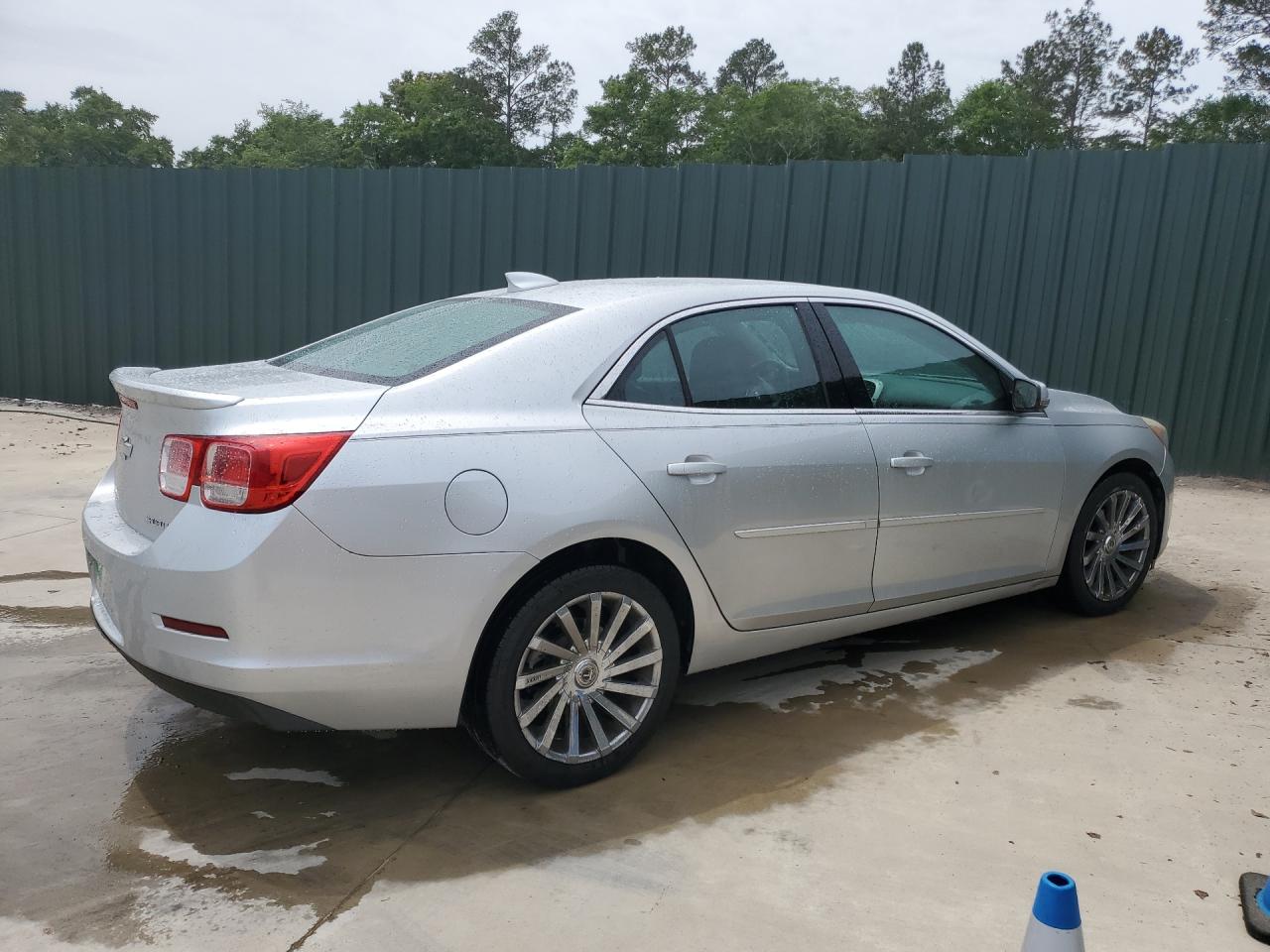 2015 Chevrolet Malibu 1lt Серебряный vin: 1G11C5SL6FU152388 Damage: Right Rocker Panel, Dent(S) W/ Paint Dmg, 5 To 6 Inches