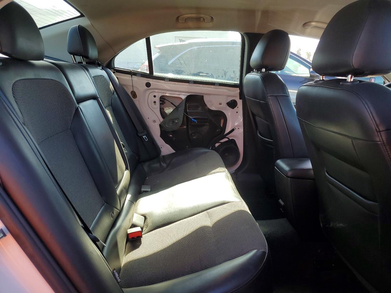 2015 Chevrolet Malibu 2lt Белый vin: 1G11D5SLXFF325587