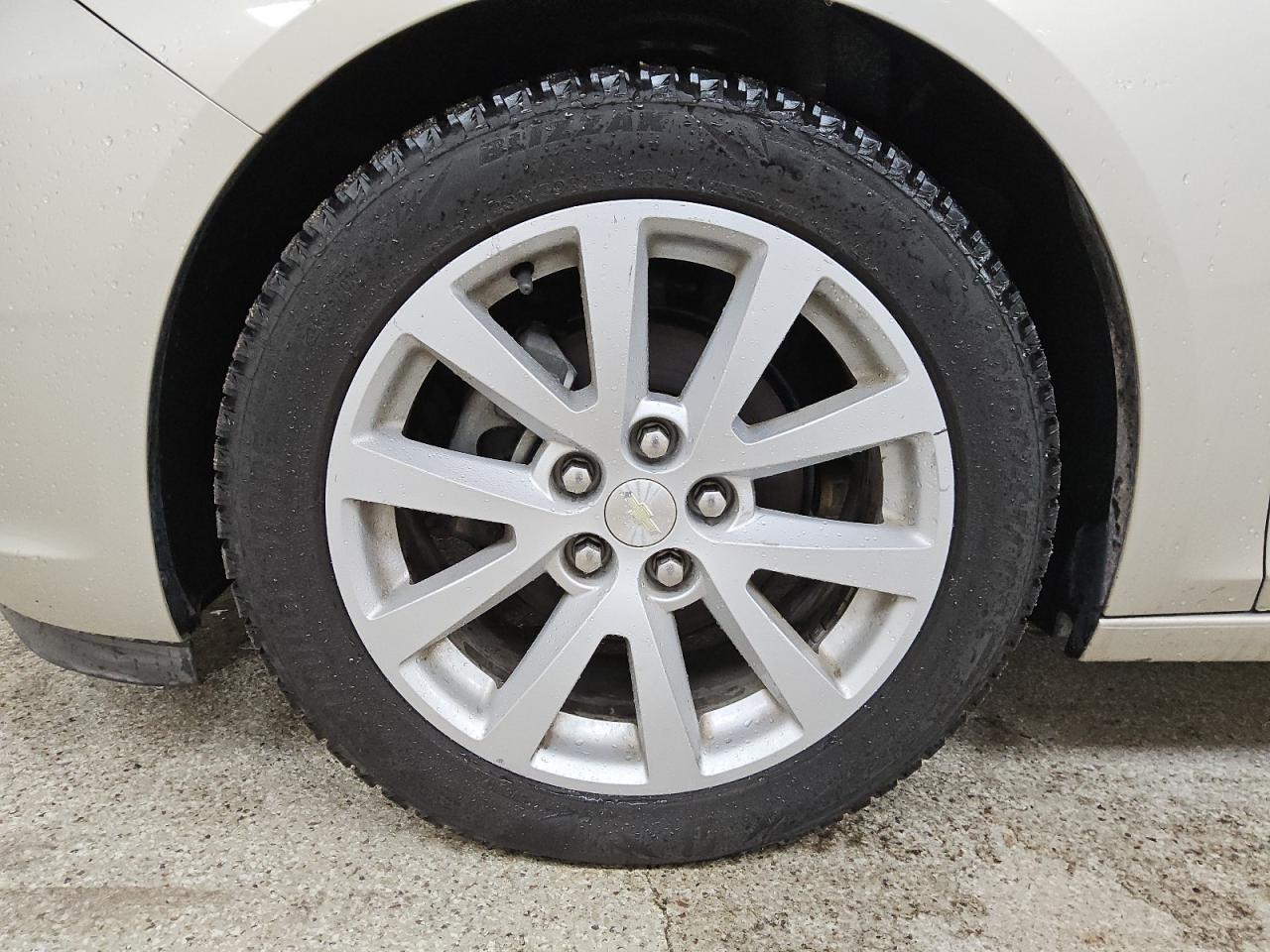 2014 Chevrolet Malibu 2lt Gold vin: 1G11E5SL5EF220452 Damage: Left Front Wheel, Curb Rash, 2 To 3 Inches