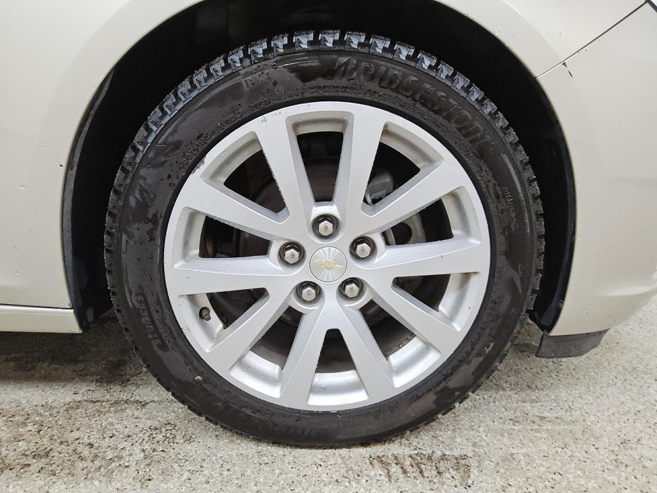 2014 Chevrolet Malibu 2lt Gold vin: 1G11E5SL5EF220452 Damage: Right Front Wheel, Curb Rash, 2 To 3 Inches
