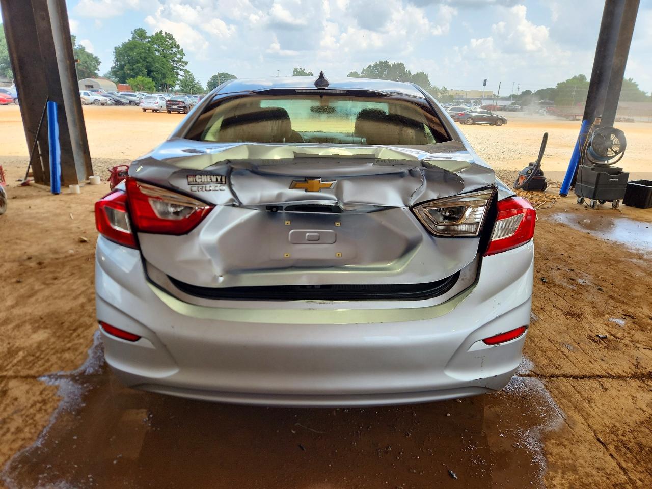 2018 Chevrolet Cruze Ls Серебряный vin: 1G1BC5SM4J7230378