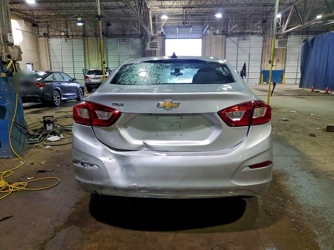 2018 Chevrolet Cruze Ls Серебряный vin: 1G1BC5SM4J7235628