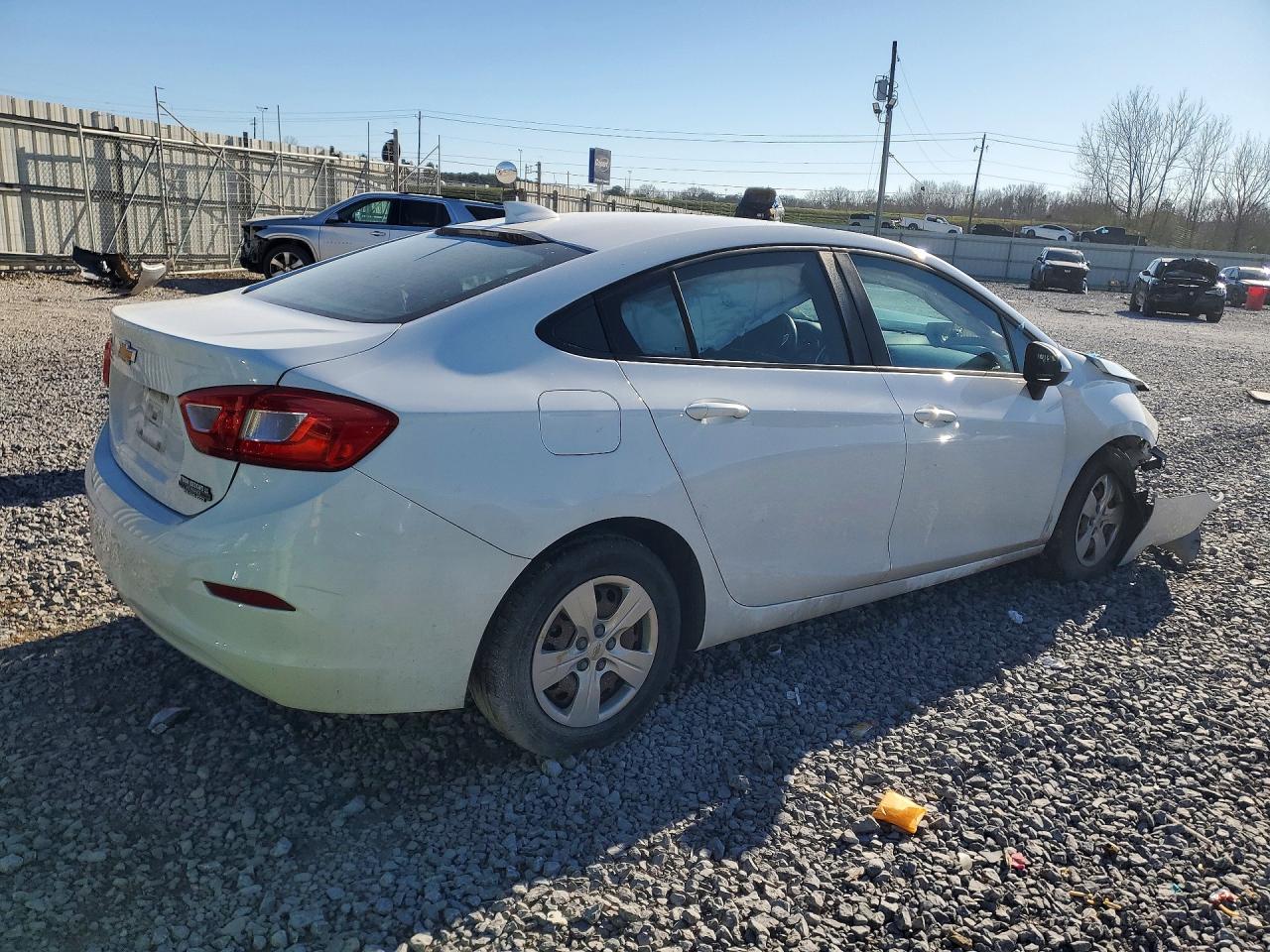 2017 Chevrolet Cruze 4d White vin: 1G1BC5SM7H7112111