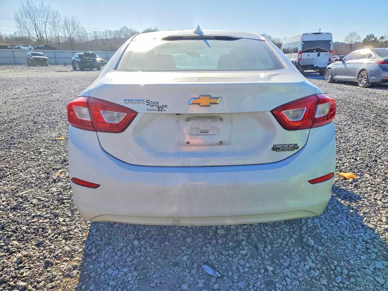 2017 Chevrolet Cruze 4d White vin: 1G1BC5SM7H7112111