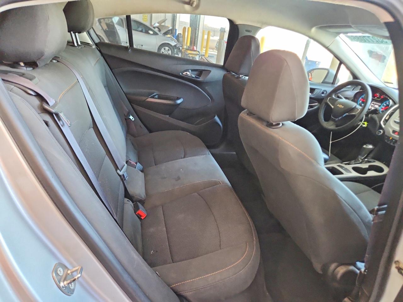 2017 Chevrolet Cruze Ls Silver vin: 1G1BC5SM8H7271381