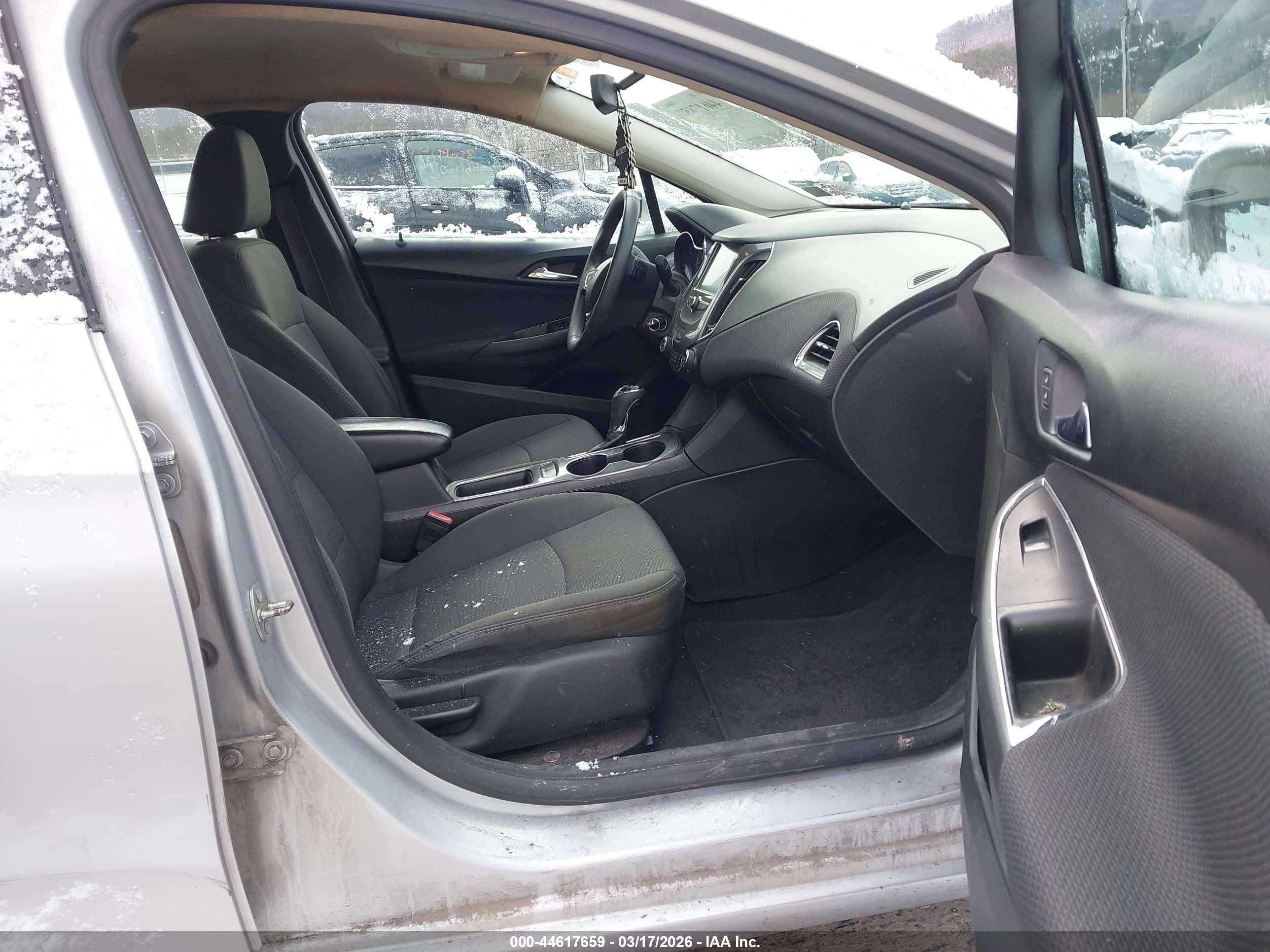 2017 Chevrolet Cruze Lt Auto Серебряный vin: 1G1BE5SM0H7252883