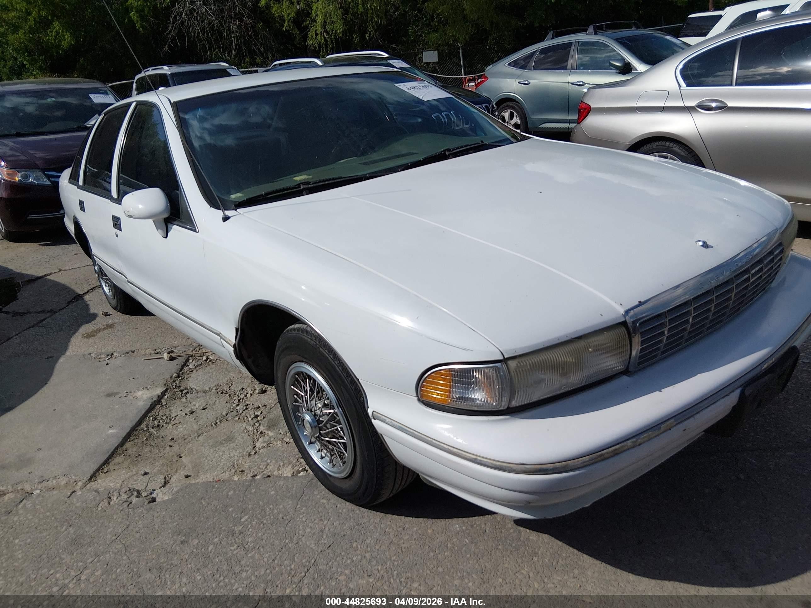 1994 Chevrolet Caprice Classic White vin: 1G1BL52W8RR129068