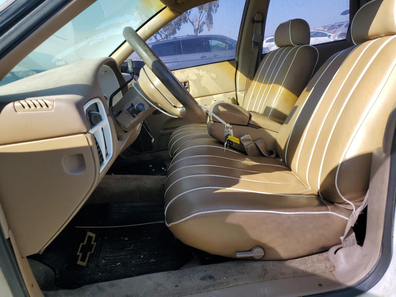 1994 Chevrolet Caprice Classic White vin: 1G1BL82P4RR123410