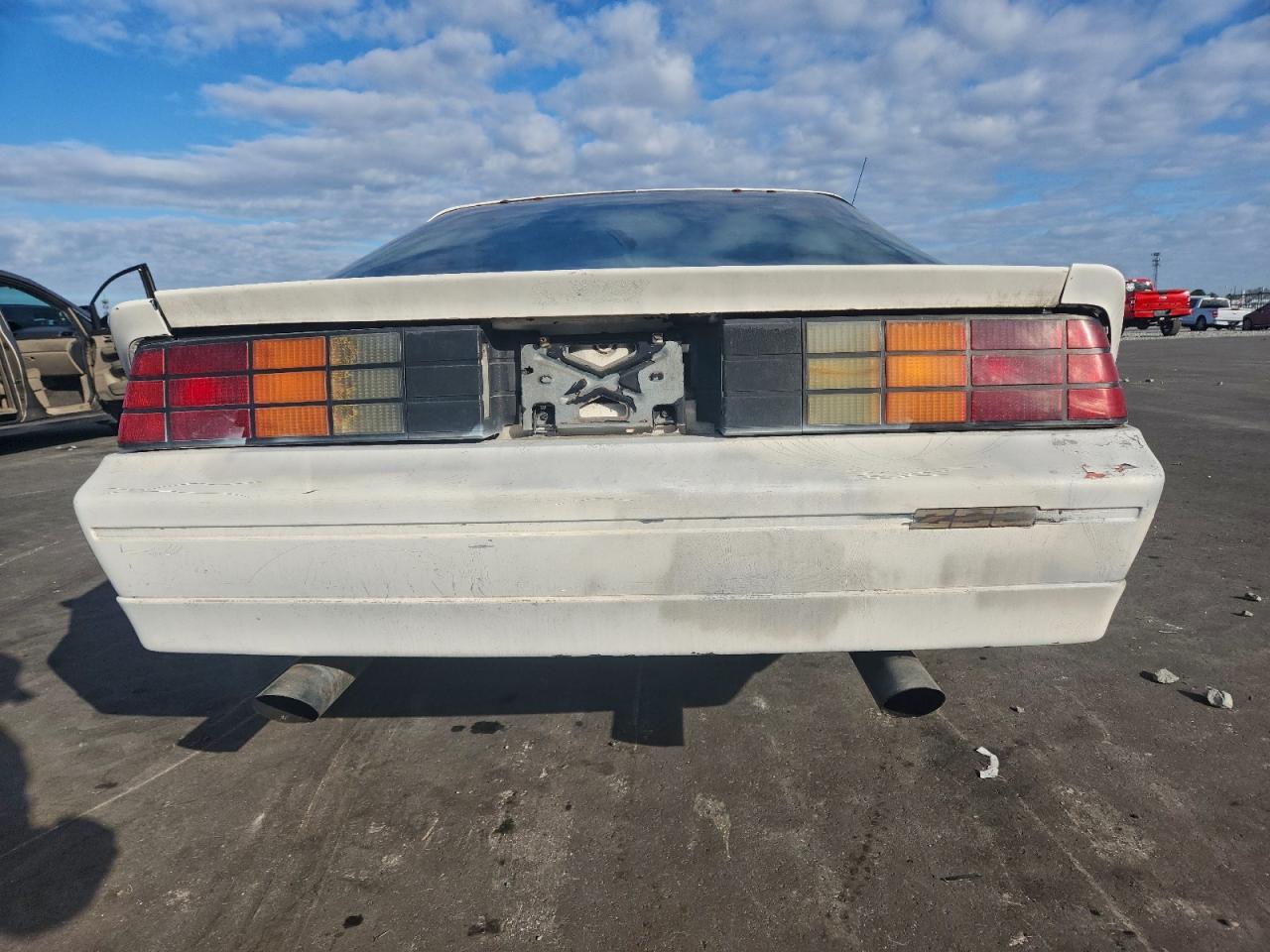 1986 Chevrolet Camaro White vin: 1G1FP87HXGN128610