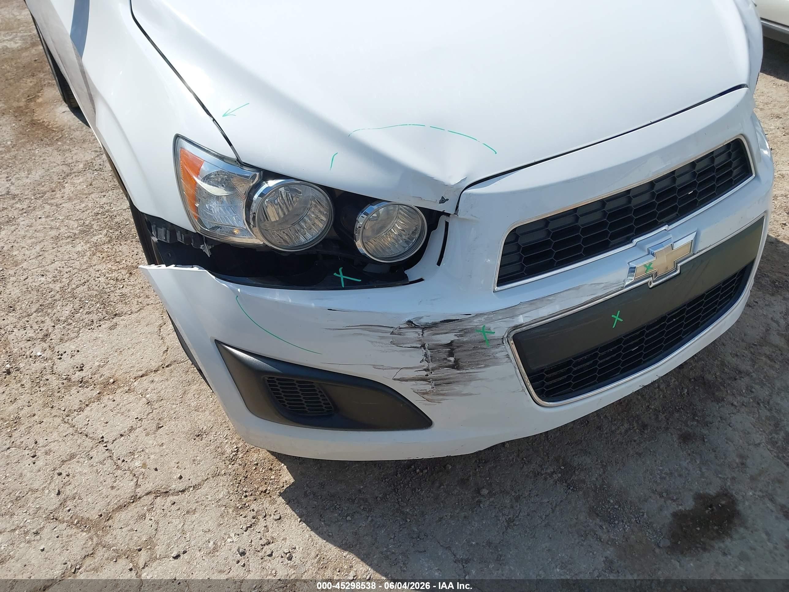 2014 Chevrolet Sonic Ls Auto White vin: 1G1JA5SH0E4208647