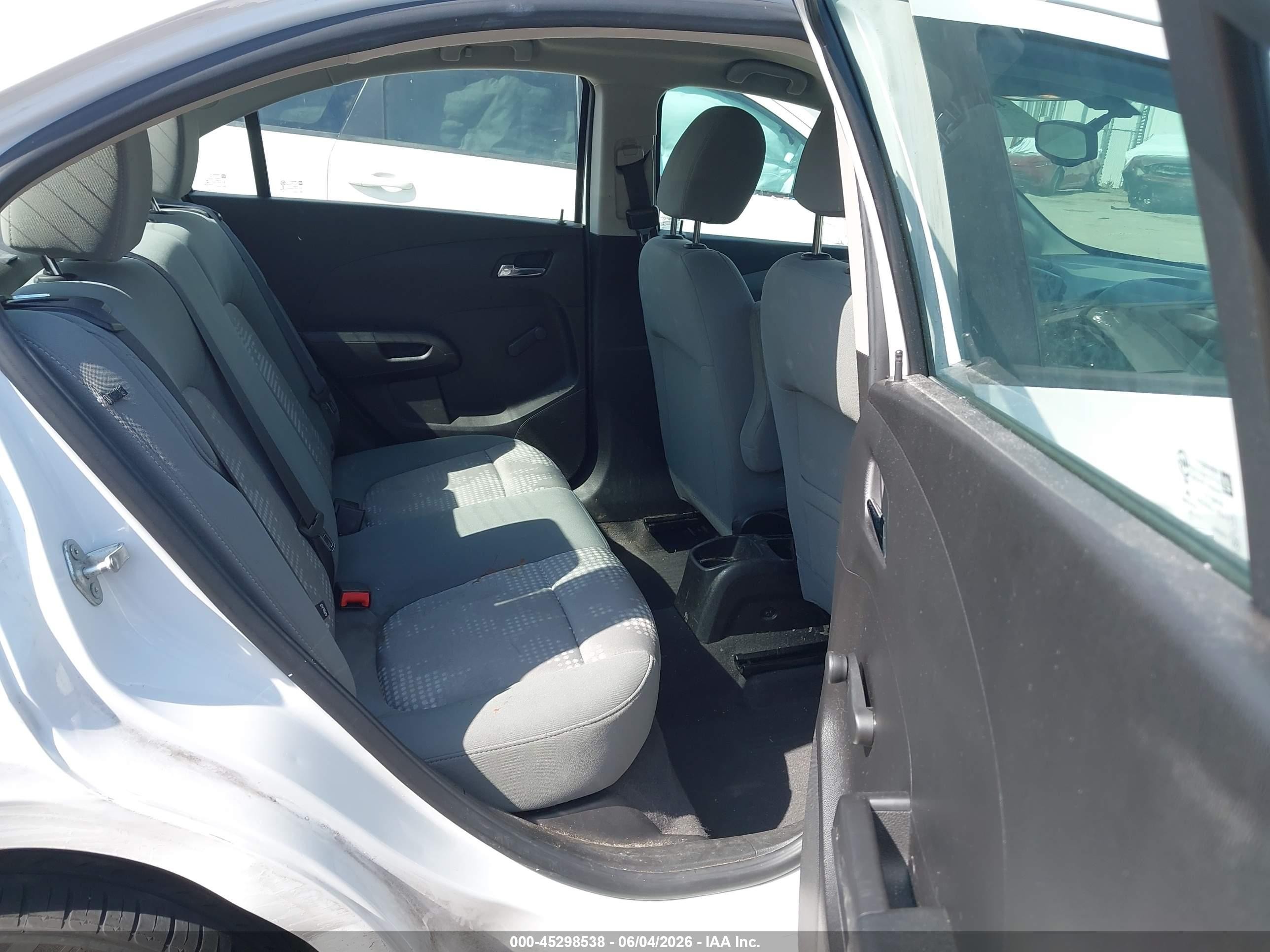 2014 Chevrolet Sonic Ls Auto White vin: 1G1JA5SH0E4208647