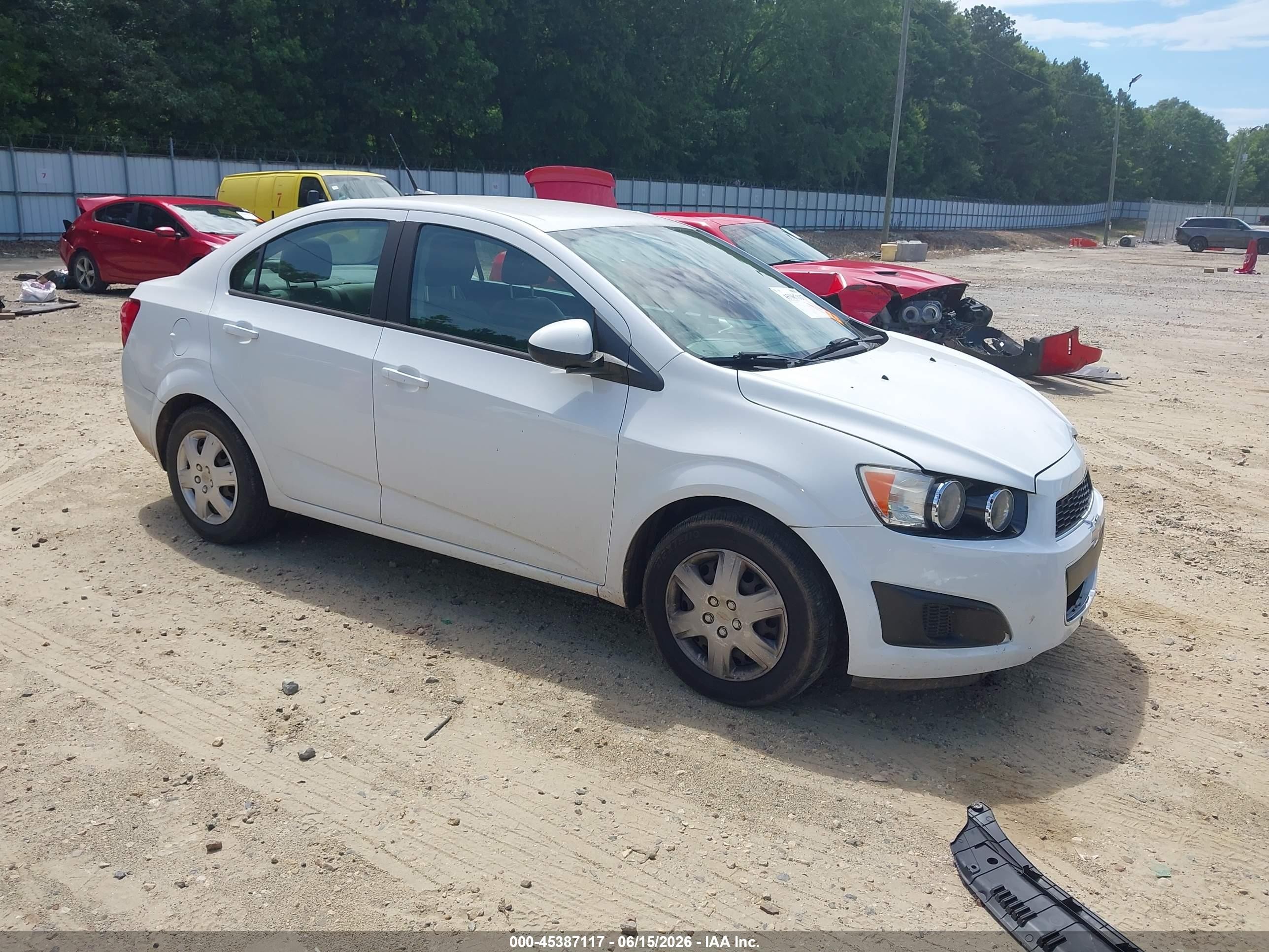 2014 Chevrolet Sonic Ls Auto White vin: 1G1JA5SH2E4145714