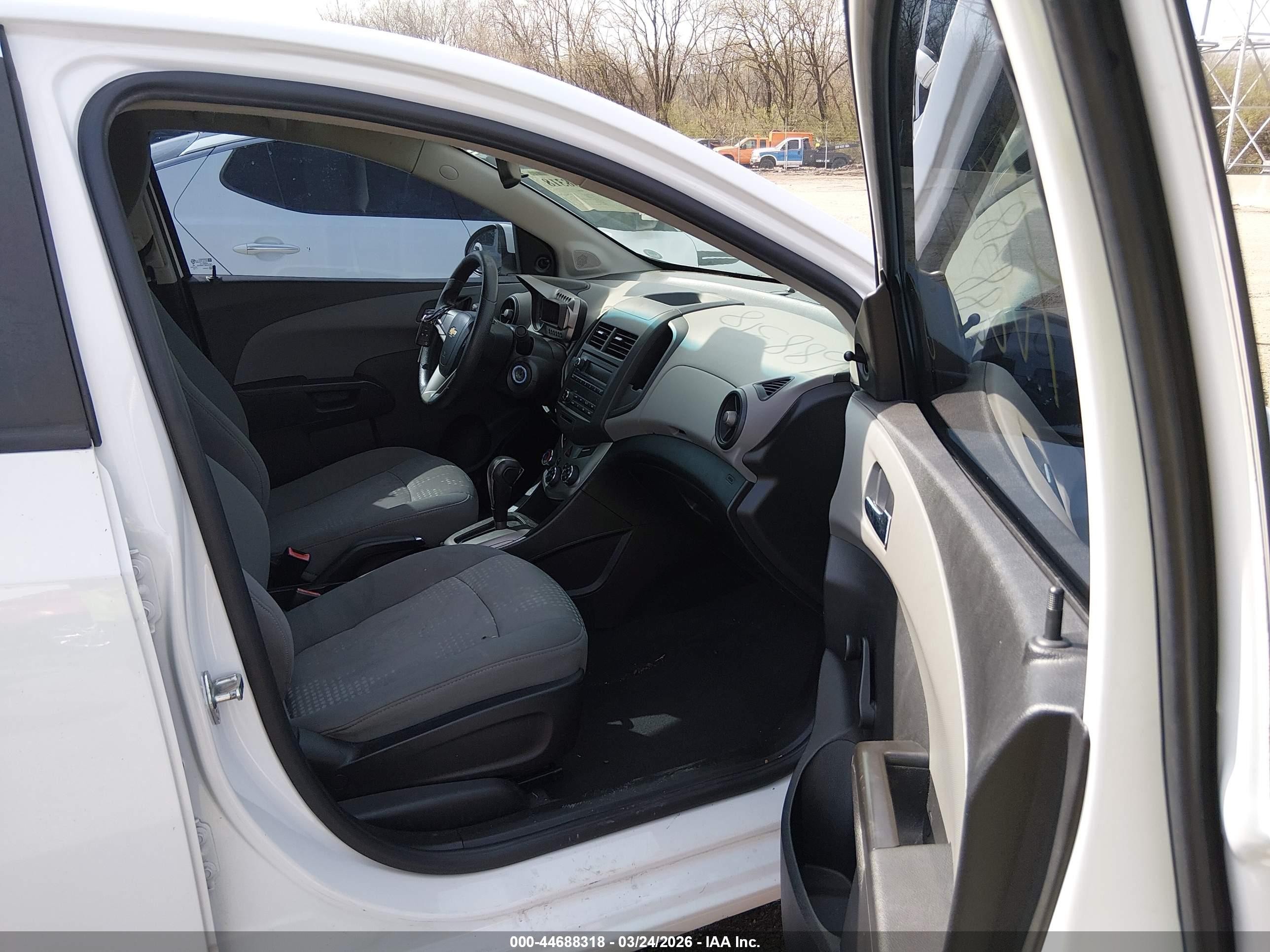 2013 Chevrolet Sonic Ls Auto White vin: 1G1JA5SH4D4231539
