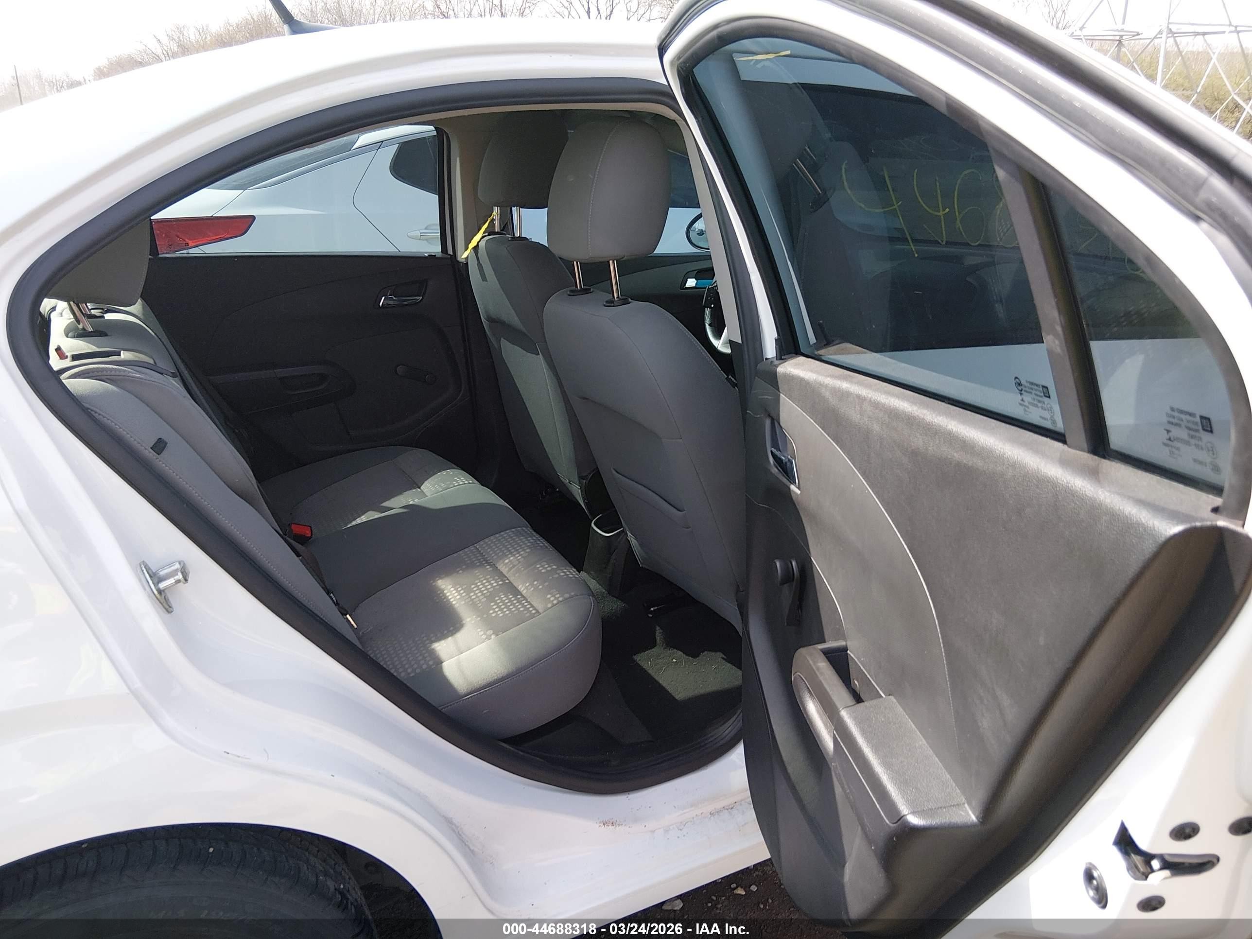 2013 Chevrolet Sonic Ls Auto White vin: 1G1JA5SH4D4231539