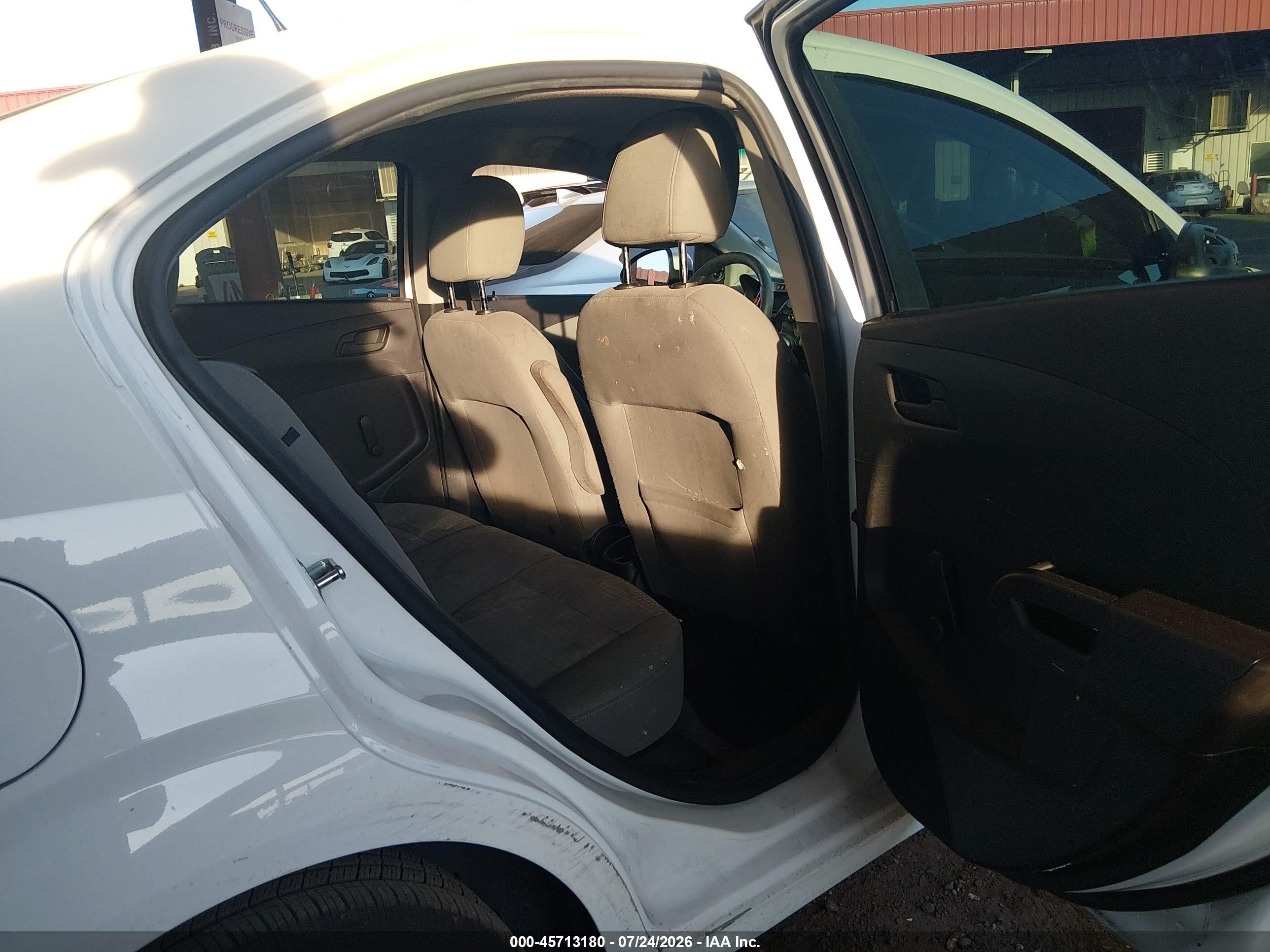 2015 Chevrolet Sonic Ls Auto White vin: 1G1JA5SH8F4136131