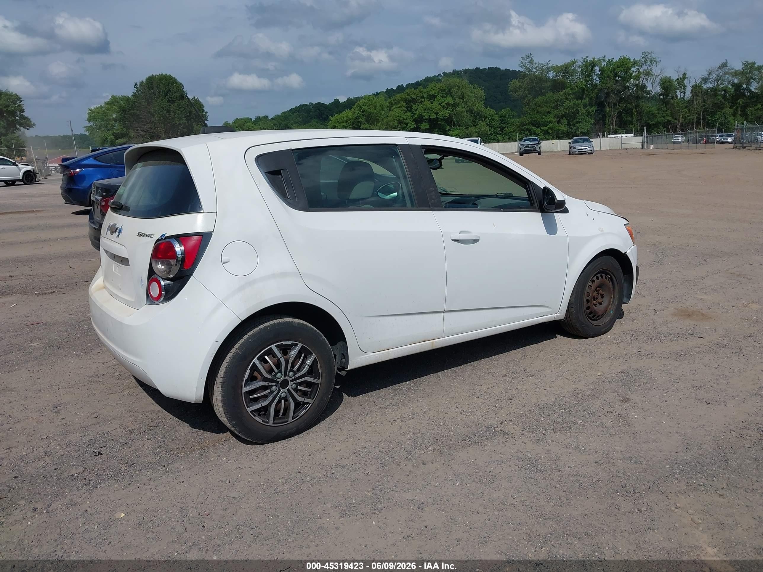 2015 Chevrolet Sonic Ls Auto Белый vin: 1G1JA6SH0F4201575