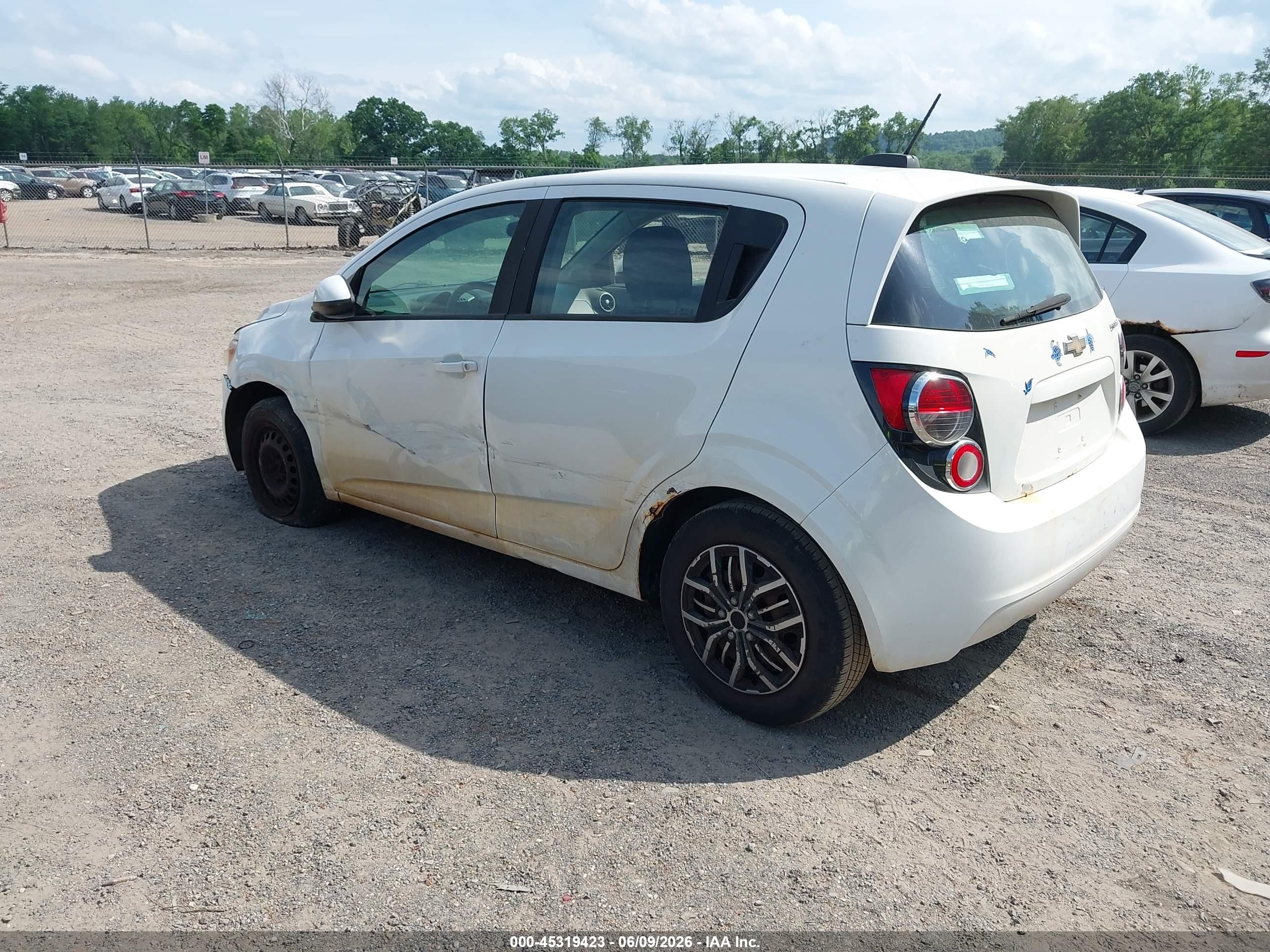 2015 Chevrolet Sonic Ls Auto Белый vin: 1G1JA6SH0F4201575