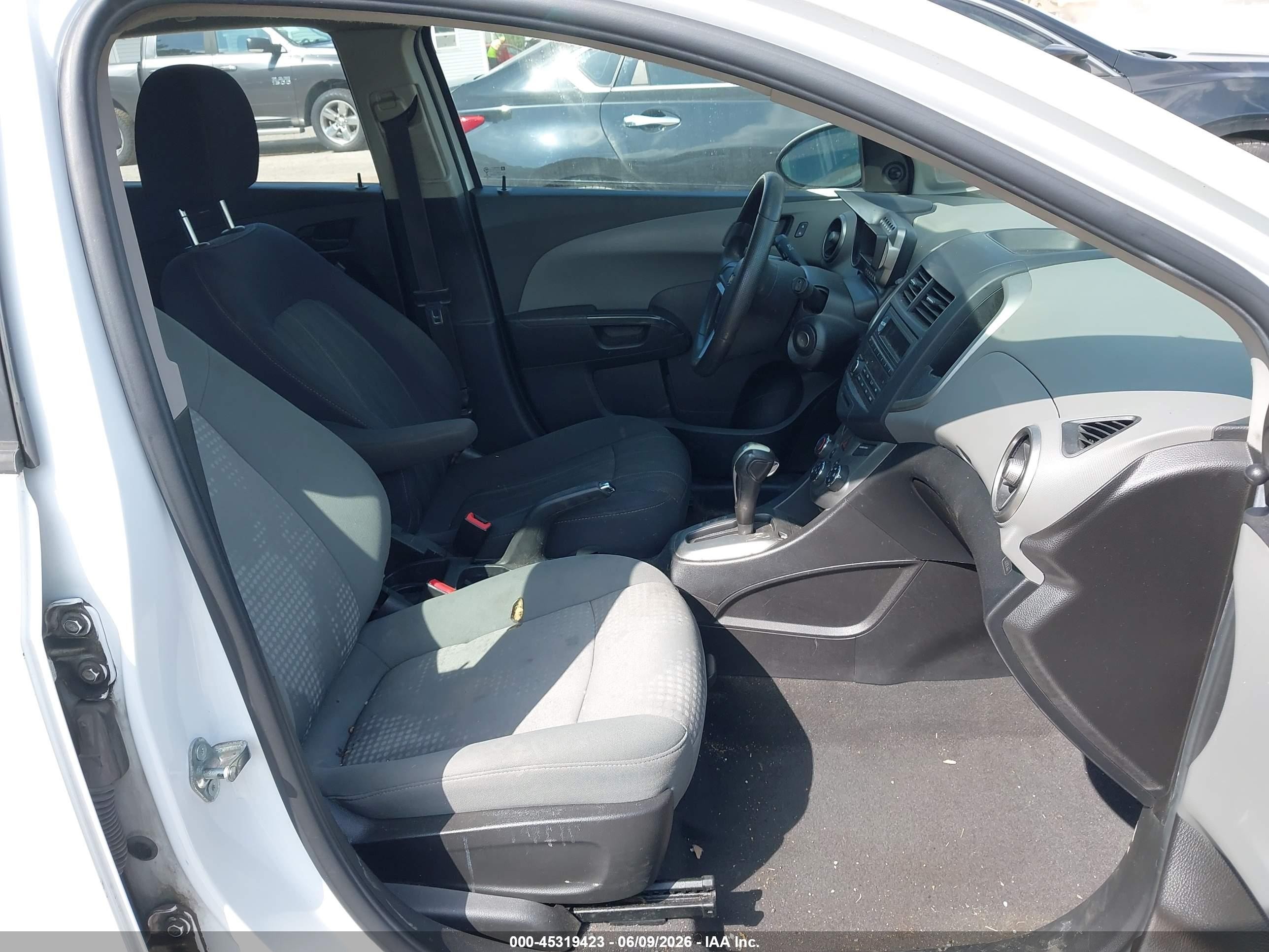 2015 Chevrolet Sonic Ls Auto Белый vin: 1G1JA6SH0F4201575