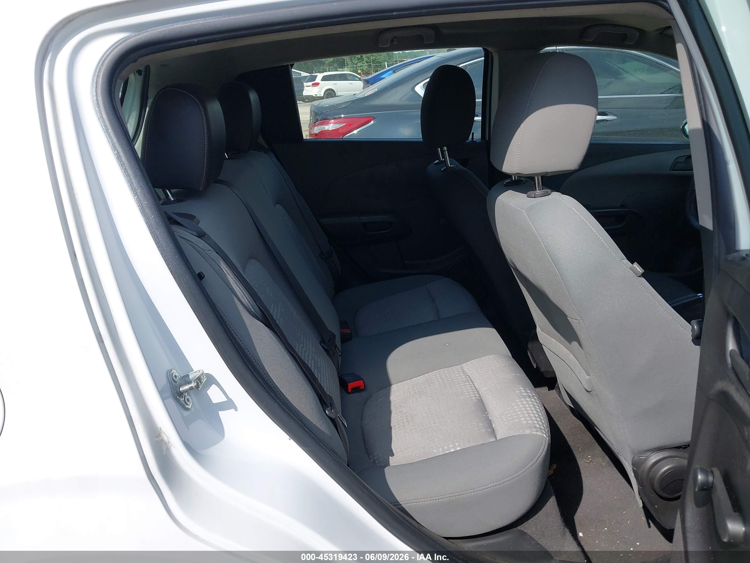 2015 Chevrolet Sonic Ls Auto Белый vin: 1G1JA6SH0F4201575