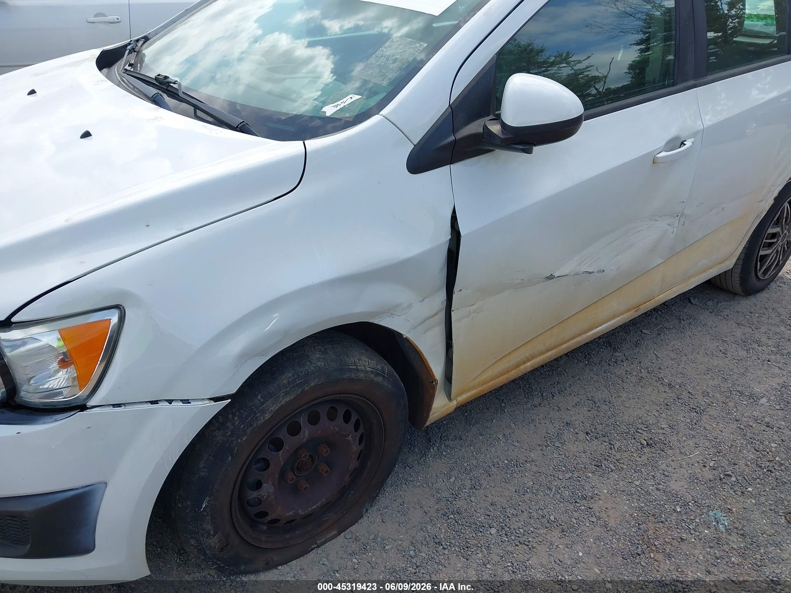 2015 Chevrolet Sonic Ls Auto Белый vin: 1G1JA6SH0F4201575