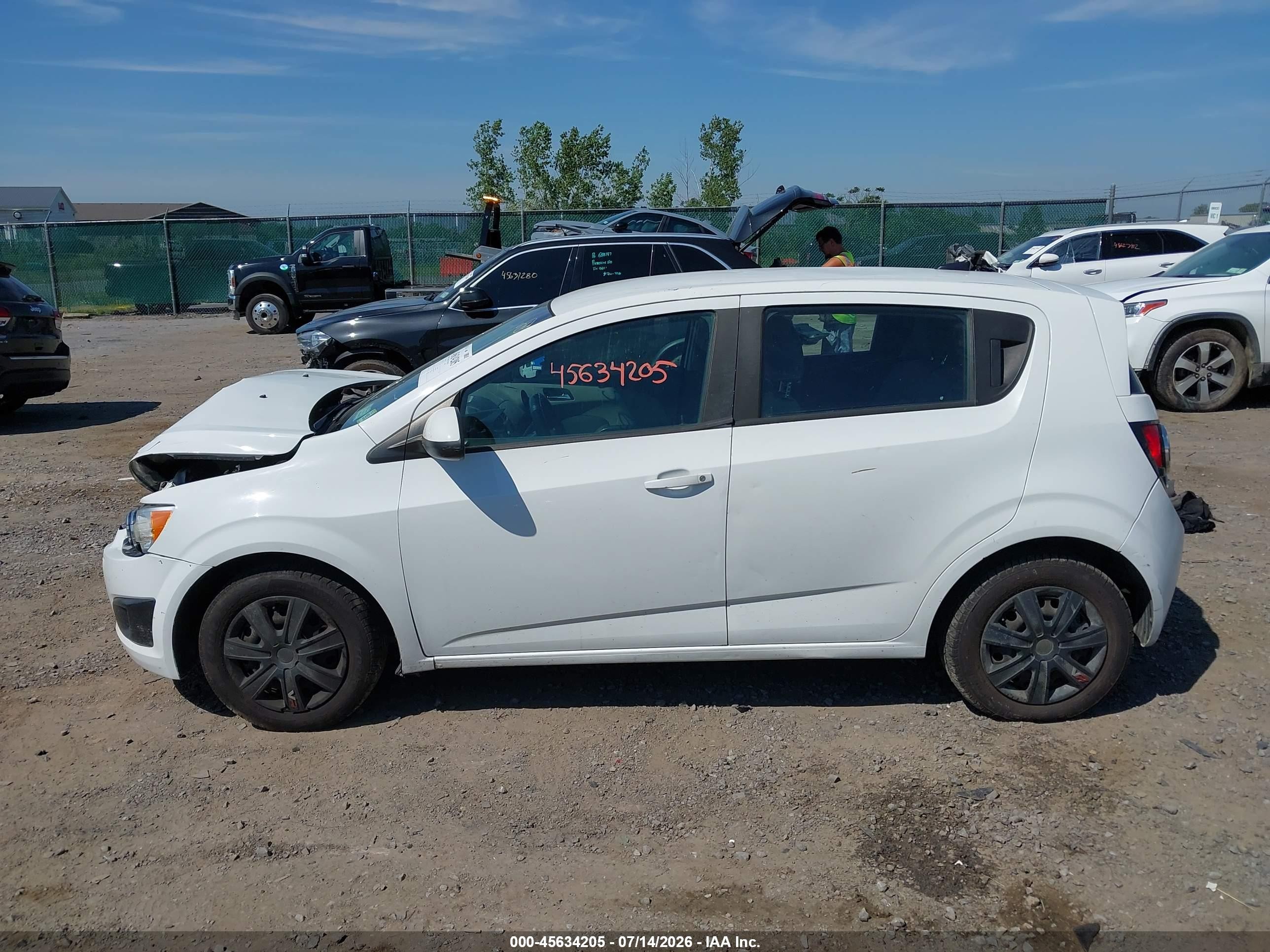 2013 Chevrolet Sonic Ls Auto Белый vin: 1G1JA6SH4D4128272