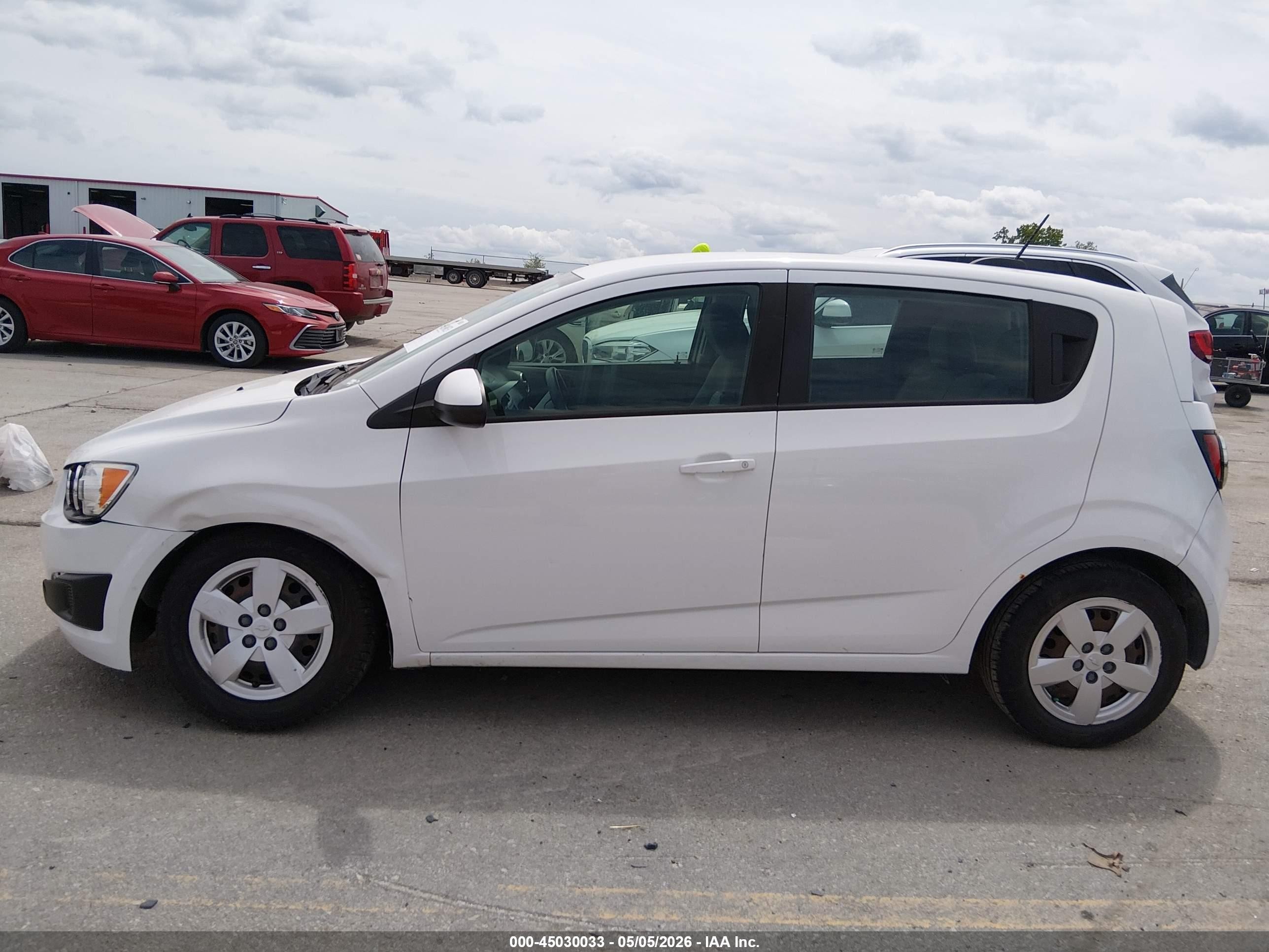 2015 Chevrolet Sonic Ls Auto Белый vin: 1G1JA6SH4F4197577