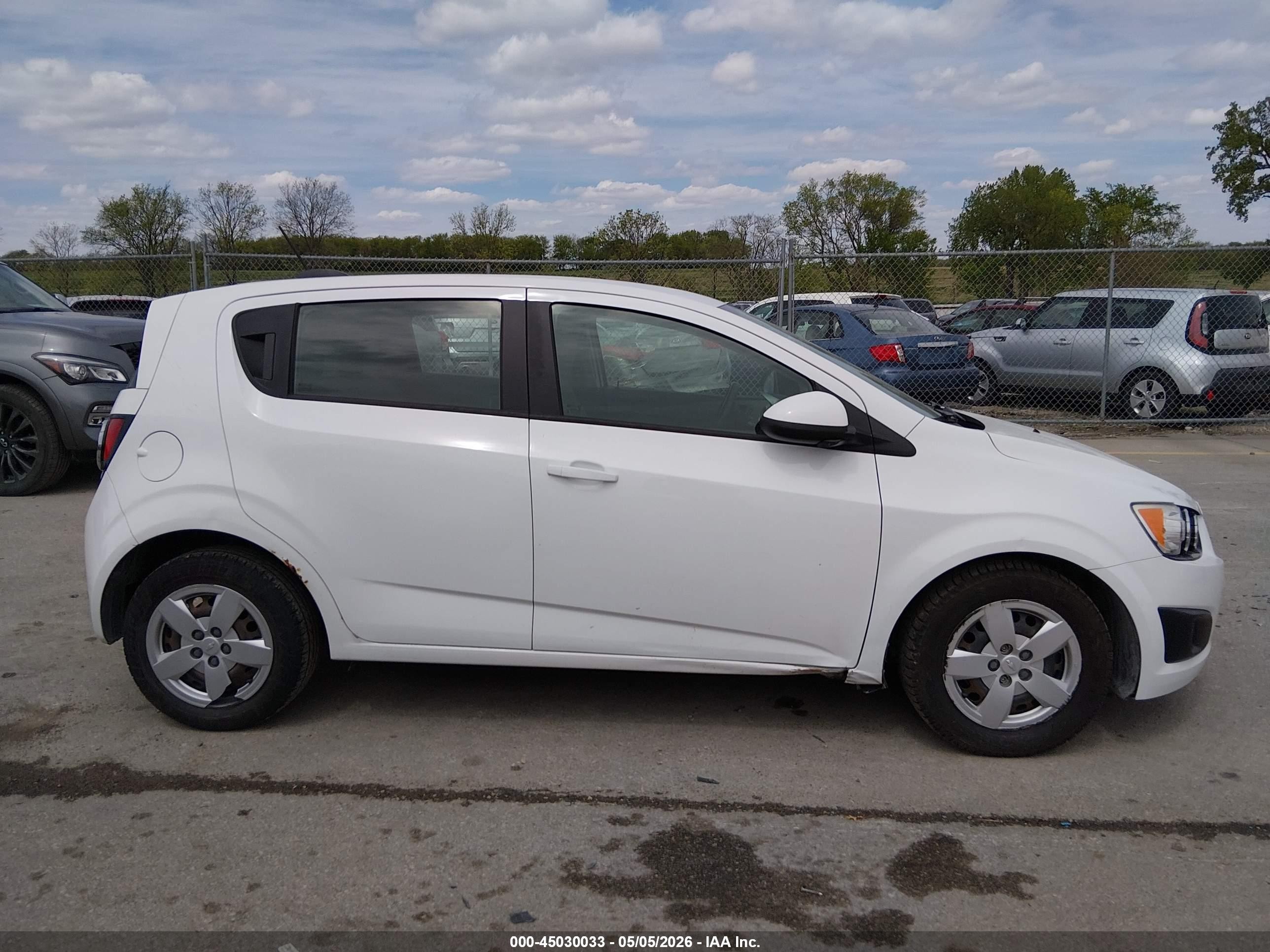 2015 Chevrolet Sonic Ls Auto Белый vin: 1G1JA6SH4F4197577