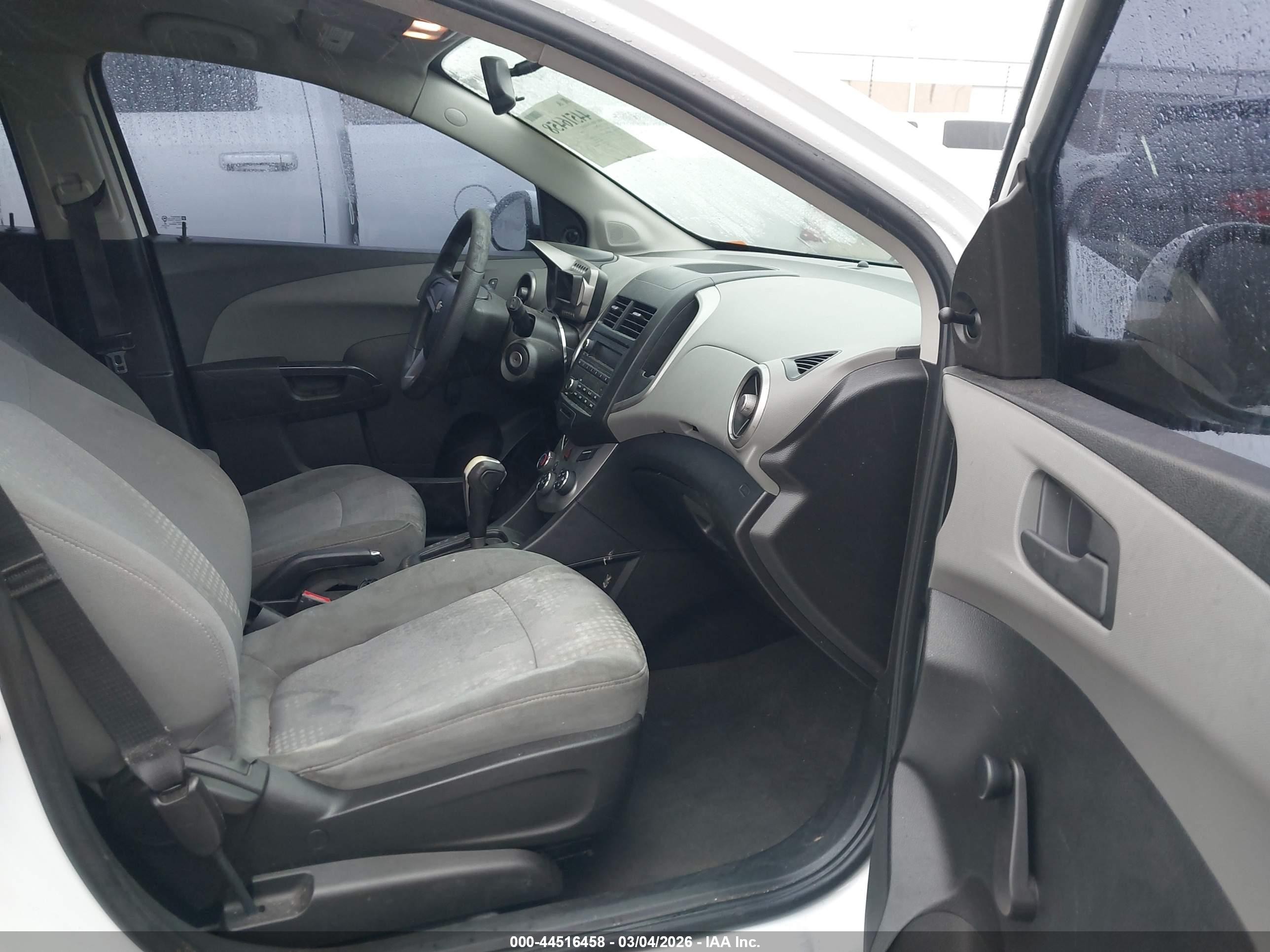 2015 Chevrolet Sonic Ls Auto White vin: 1G1JA6SH5F4119969