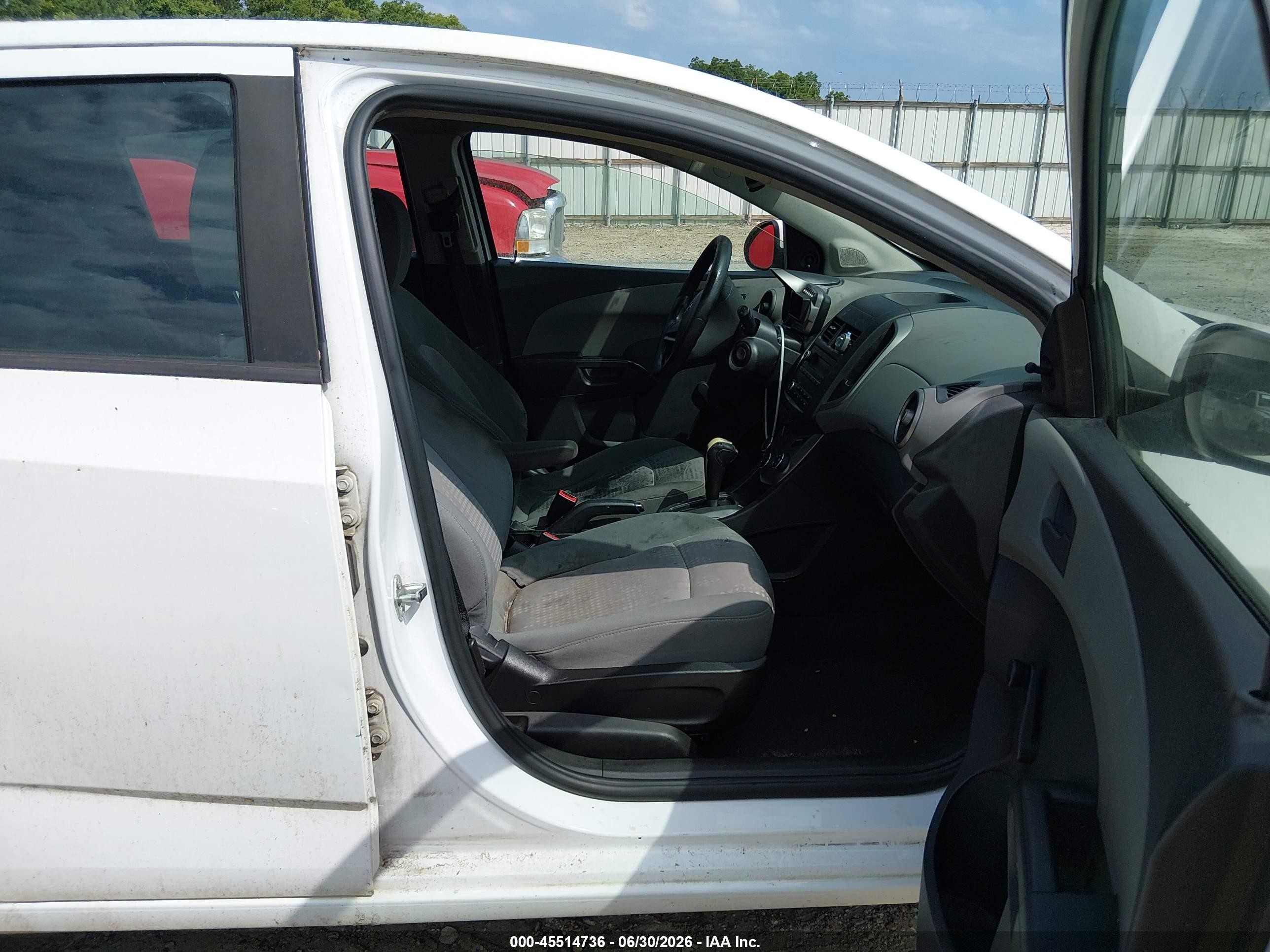 2015 Chevrolet Sonic Ls Auto White vin: 1G1JA6SH5F4130292