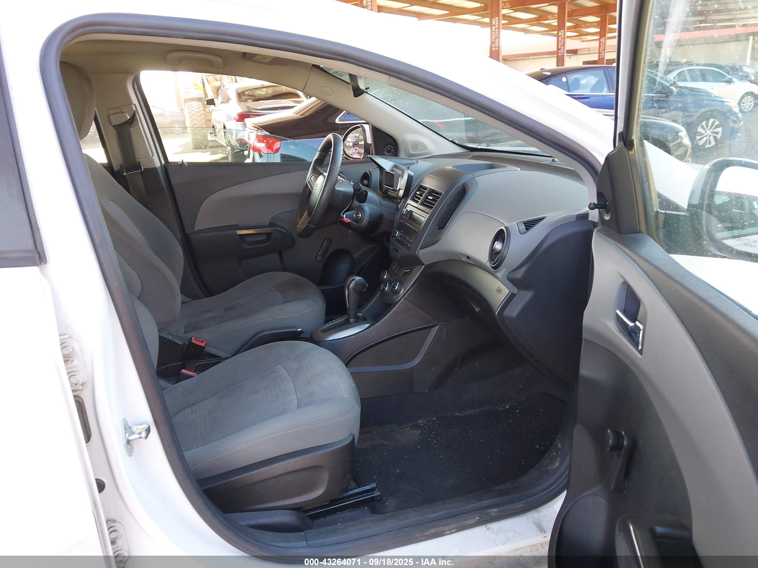 2013 Chevrolet Sonic Ls Auto Белый vin: 1G1JA6SH6D4118844