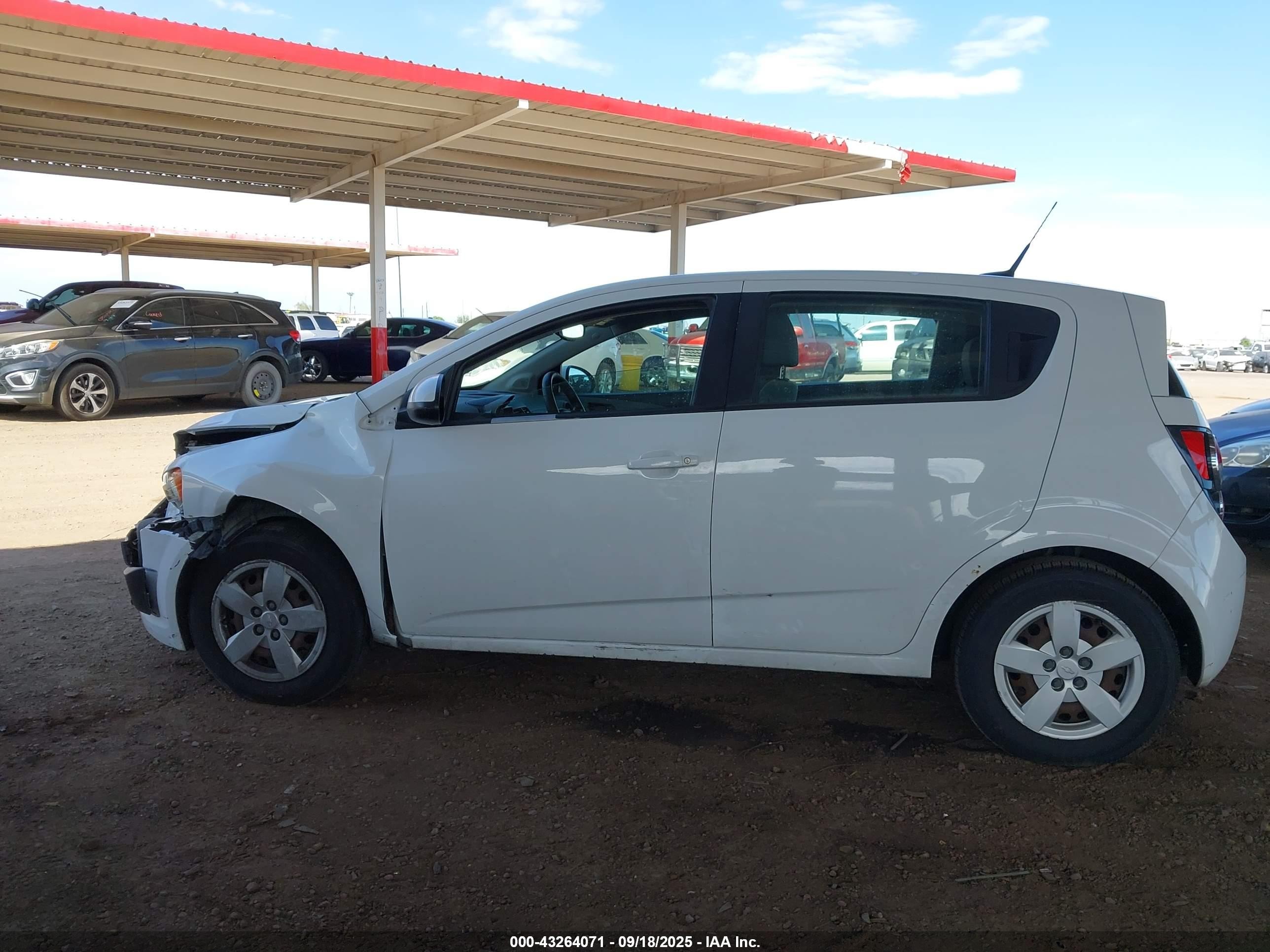2013 Chevrolet Sonic Ls Auto Белый vin: 1G1JA6SH6D4118844